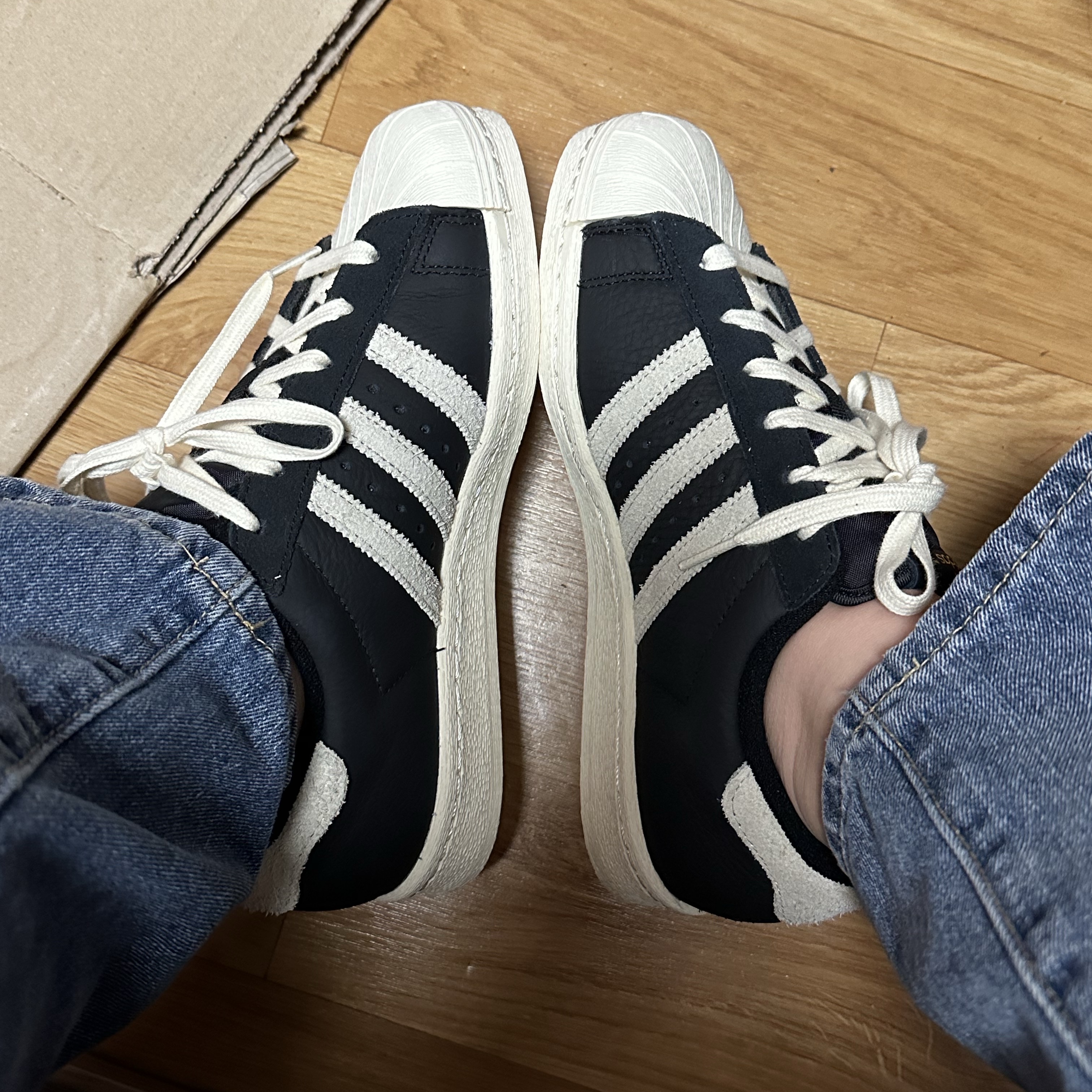 Adidas Superstar 82 Black White 착용 스타일 - 1