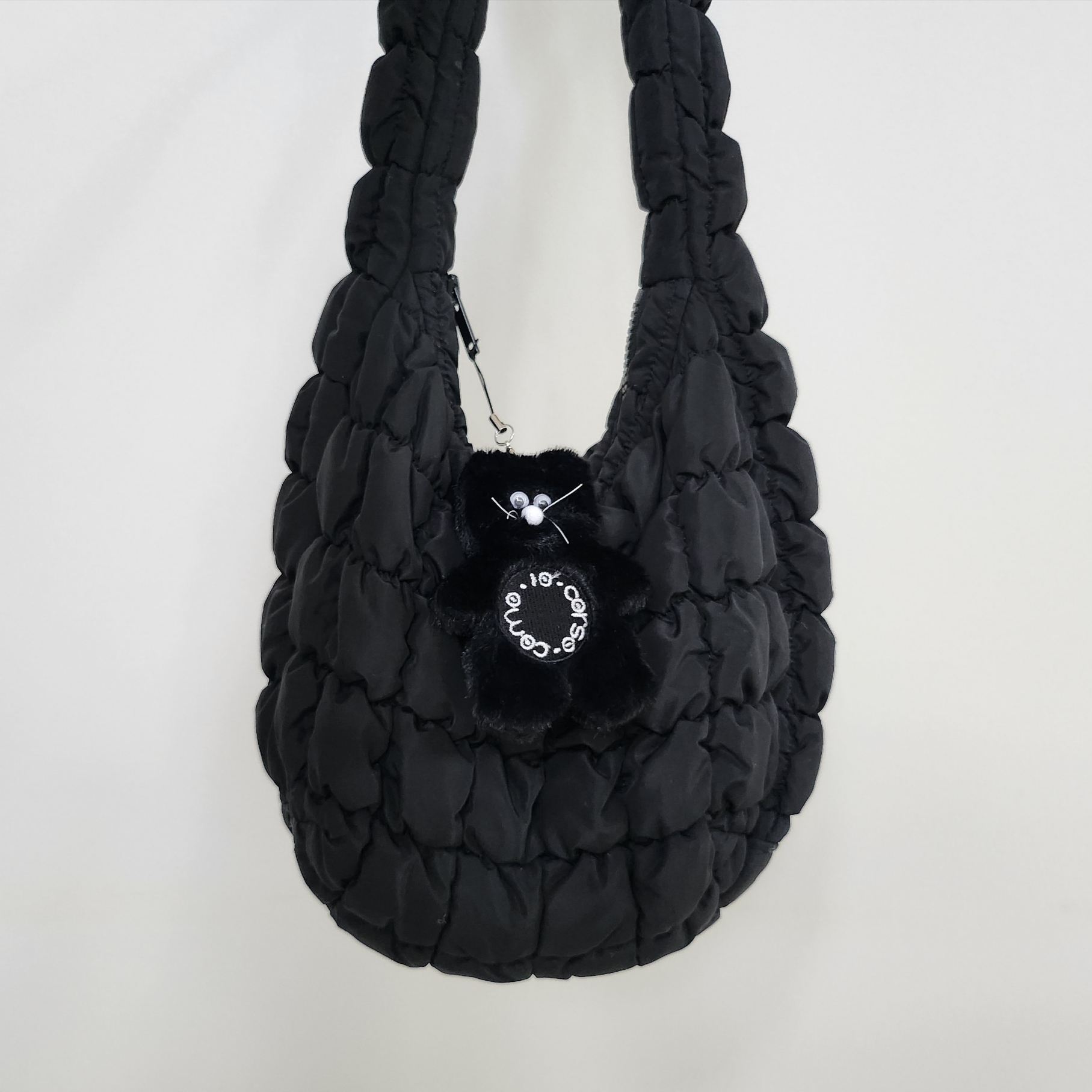 Monamhee x 10 Corso Como Bianco Phone Strap Black, COS Quilted Mini Bag Black 착용 스타일 - 2