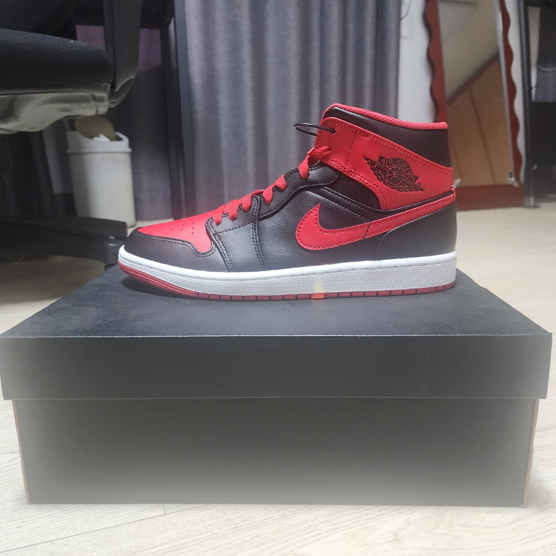 Jordan 1 Mid Black Fire Red 착용 스타일