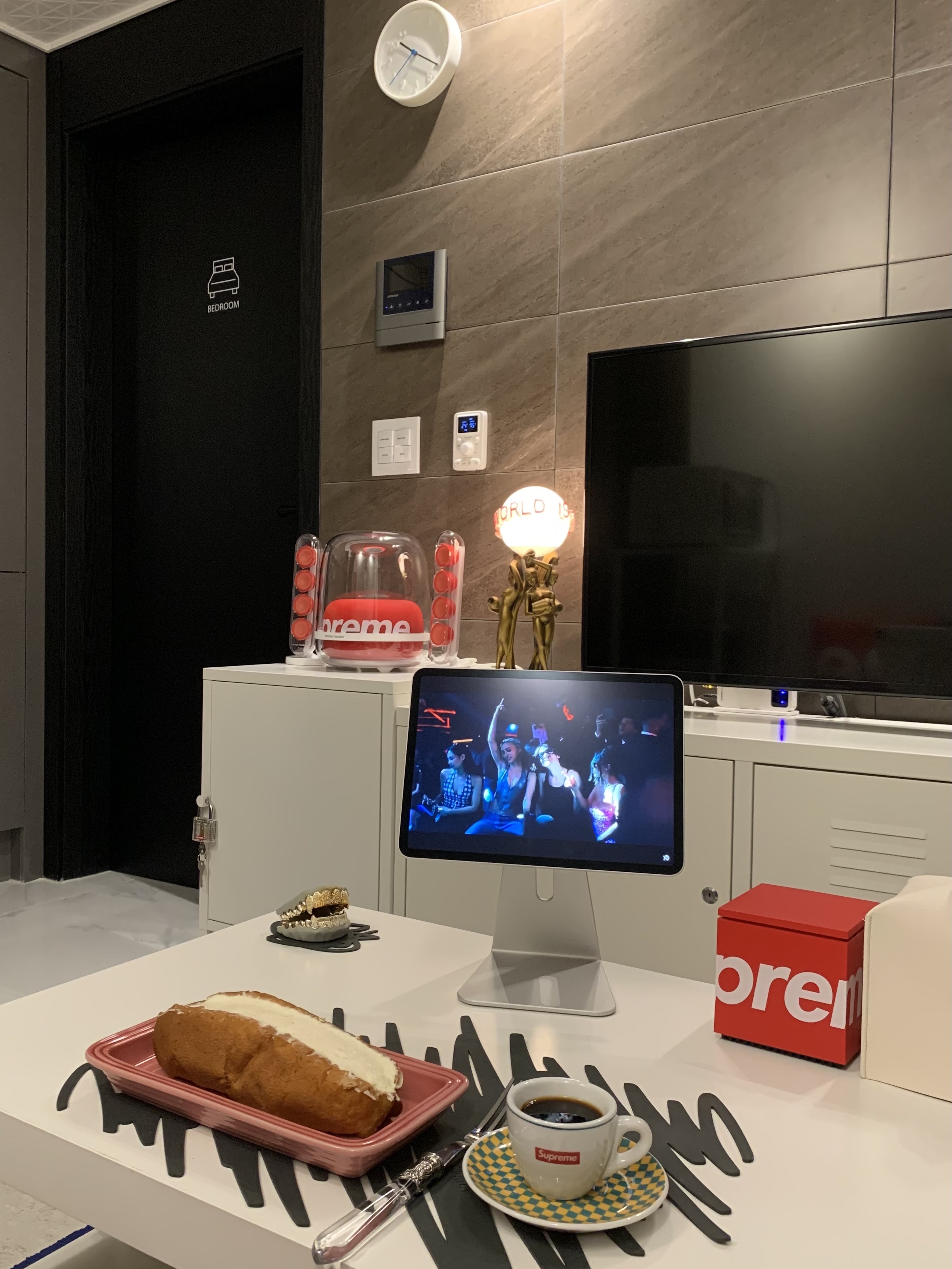 Supreme Cini&Nils Cuboluce Table Lamp Red - 21SS, Supreme x WTAPS Grills Incense Burner Gold - 21FW 착용 스타일