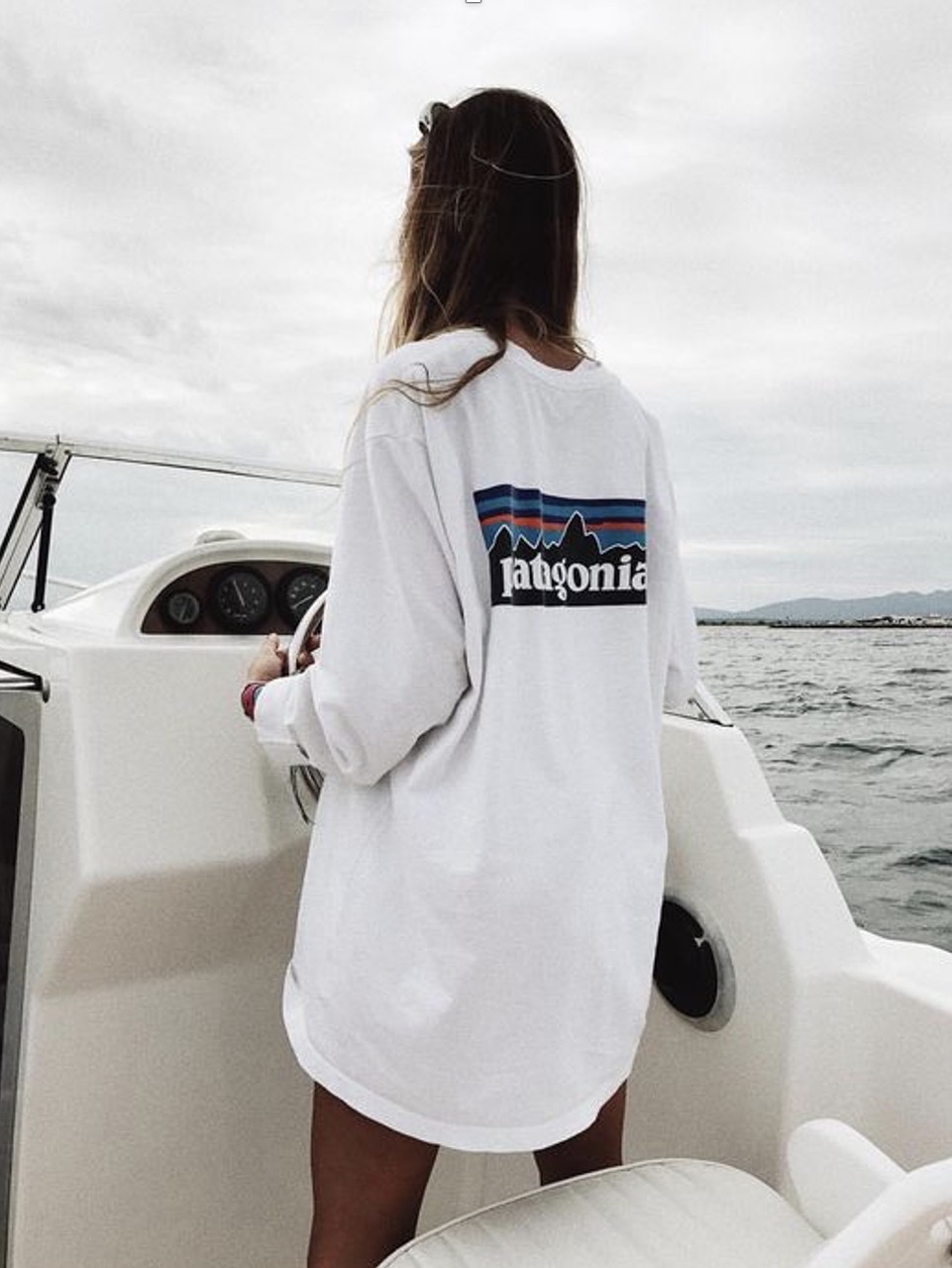 Patagonia P-6 Logo Responsibili-Tee L/S White, Patagonia P-6 Logo Responsibili-Tee L/S Crater Blue 착용 스타일 - 3