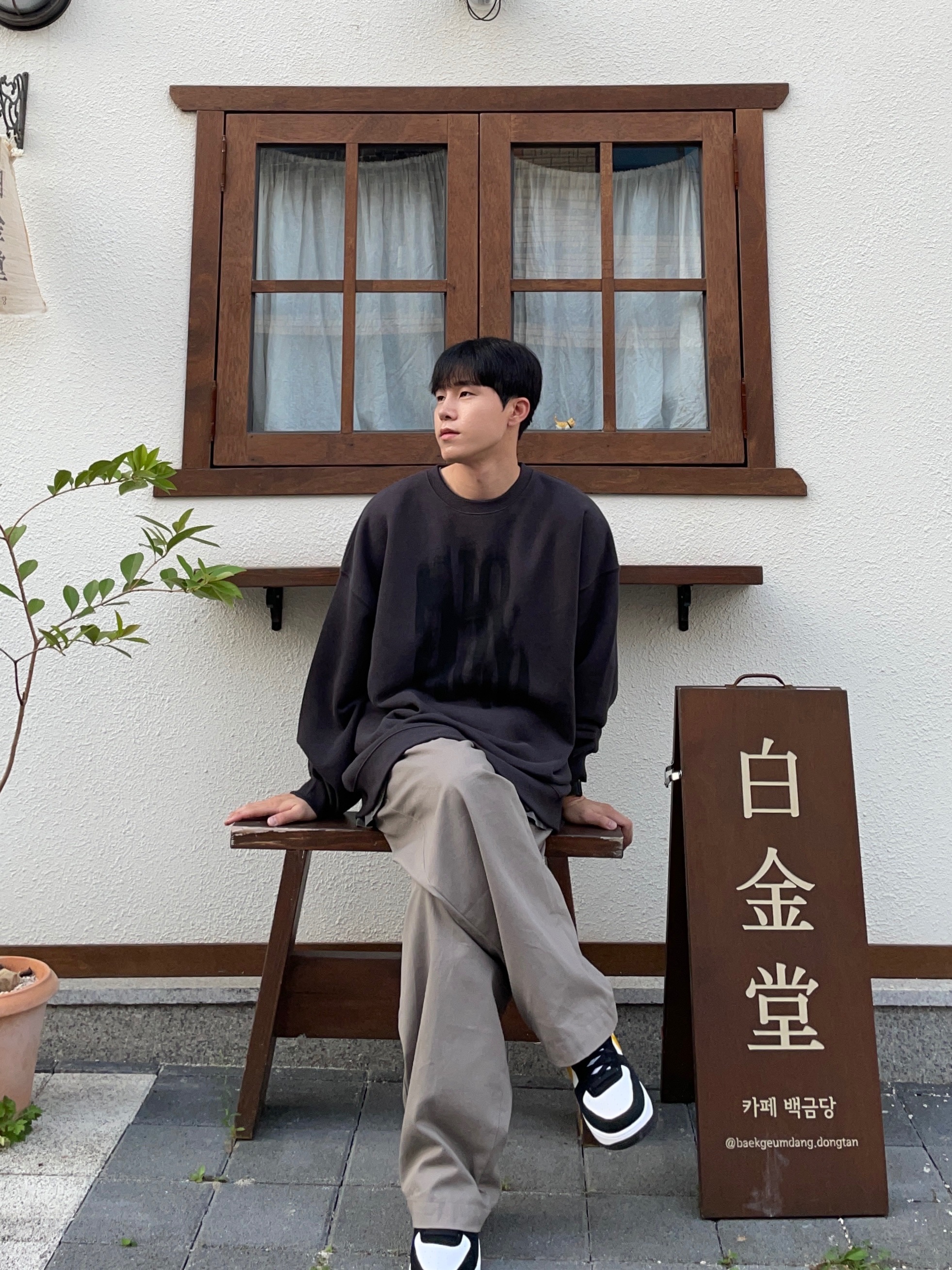 Nike Air Force 1 '07 LV8 Athletic Club Black Dark Sulfur, Apple AirPods Max Lightning Silver (Korean Ver.) 착용 스타일 - 3