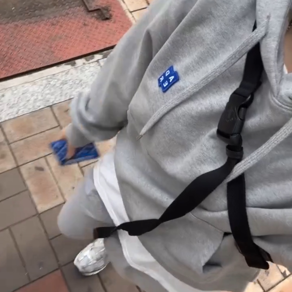 (GS) Jordan 1 Retro High OG Hyper Royal, Ader Error Sig; TRS/BL Tag Hoodie 01 Grey 착용 스타일 - 2