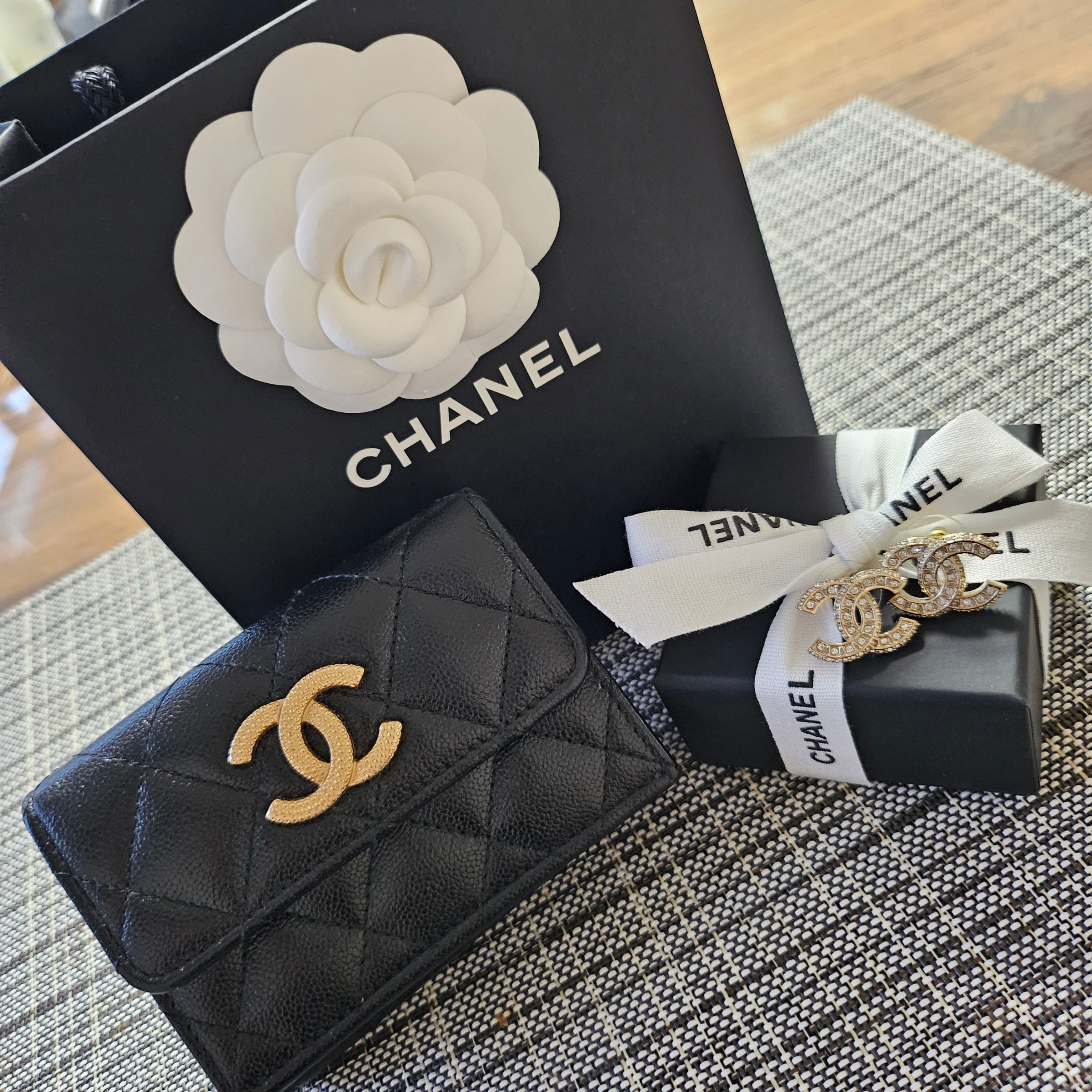 (W) Chanel Earrings Metal Diamantes & Gold Crystal 착용 스타일