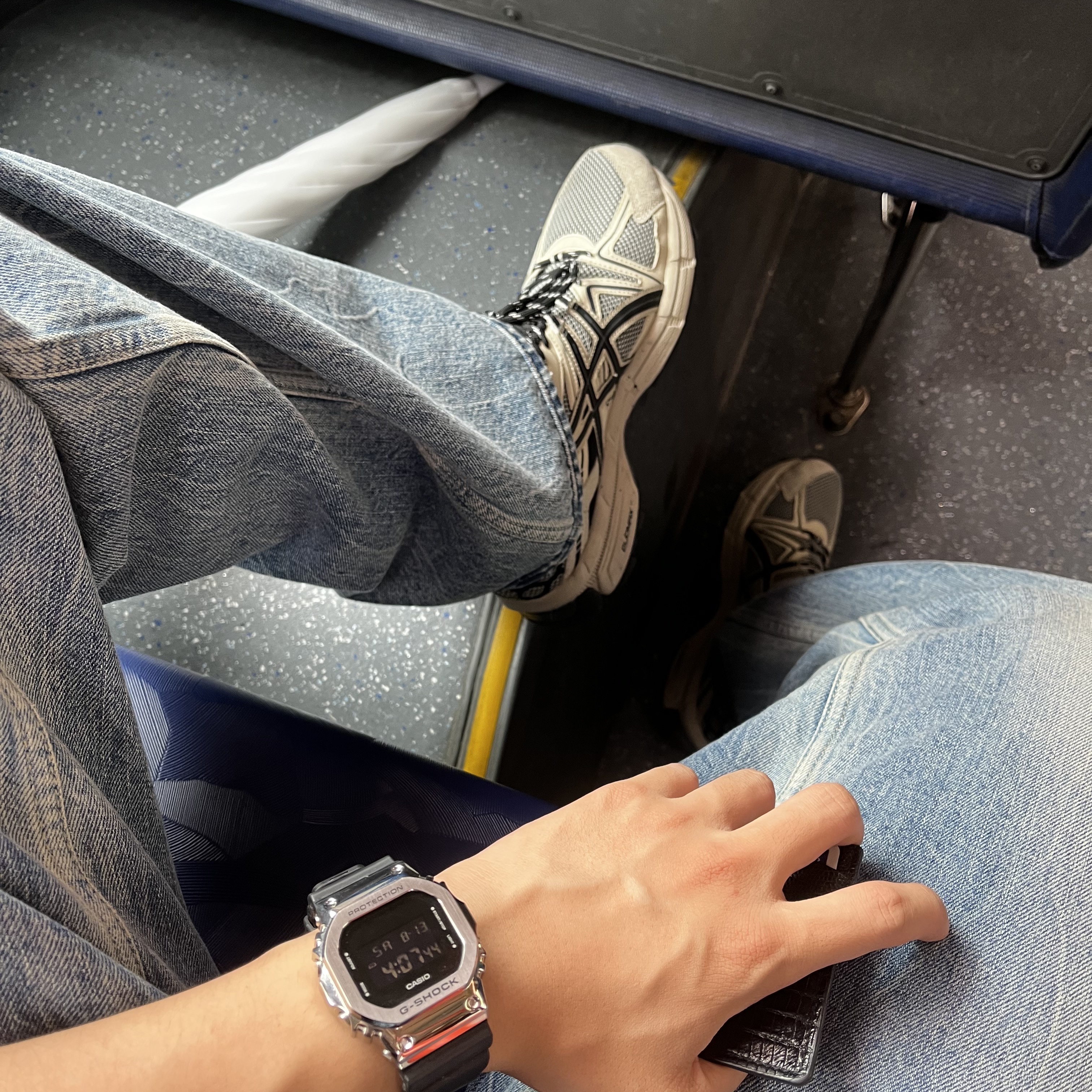 Asics Gel-Kahana 8 Grey Black Carbon 착용 스타일