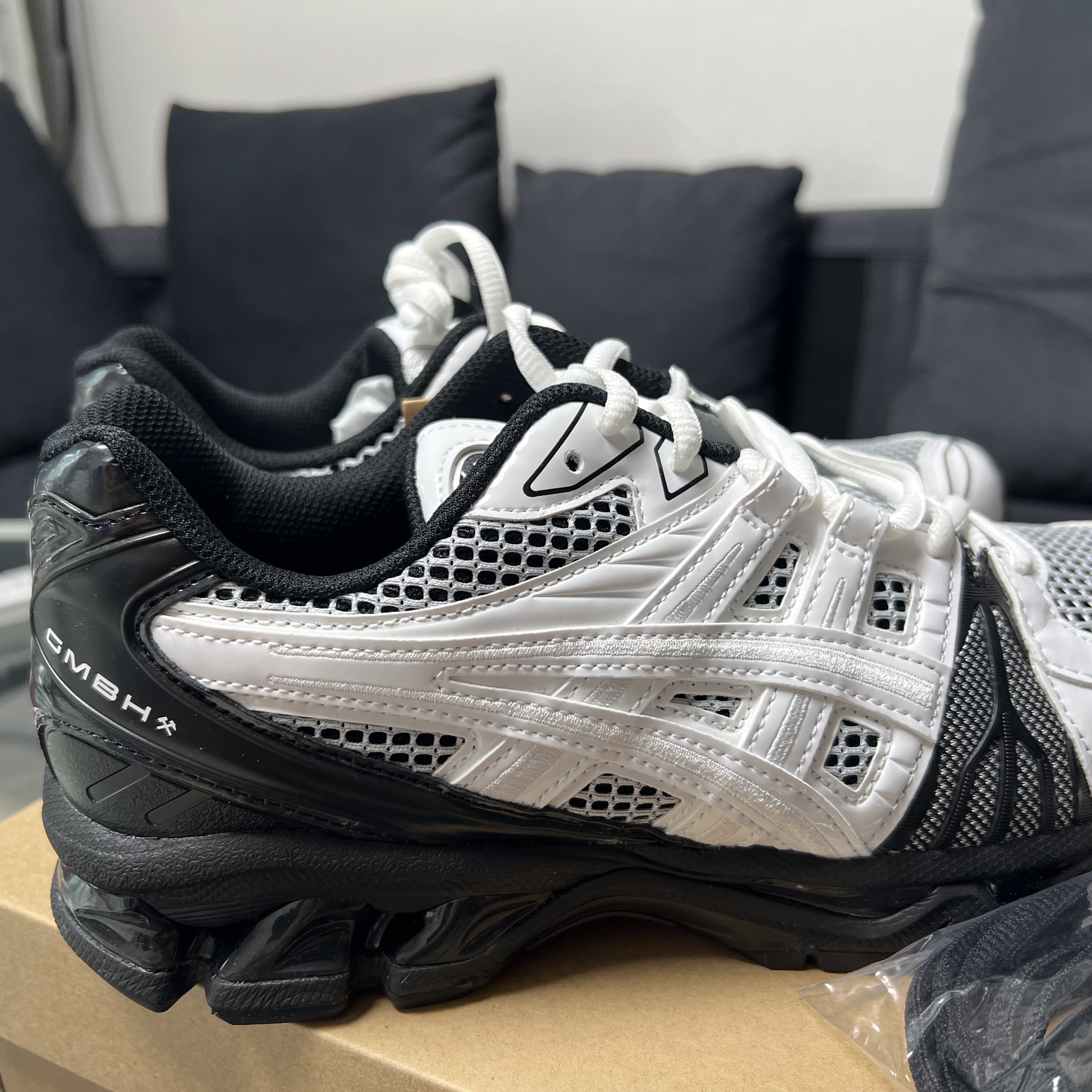 Asics x GmbH Gel-Kayano Legacy White Black 착용 스타일 - 3