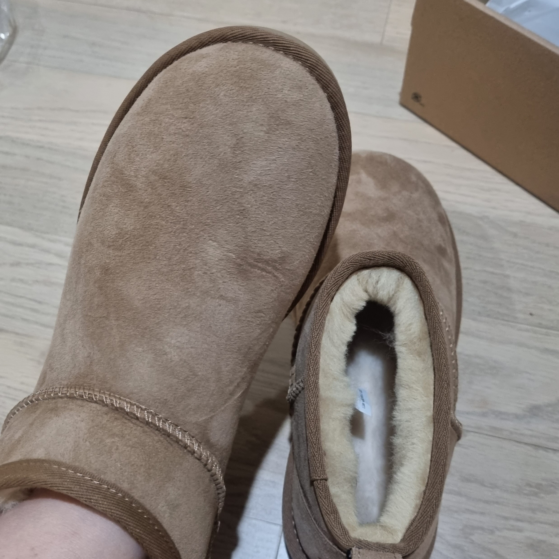 (W) UGG Classic Ultra Mini Boots Chestnut 착용 스타일 - 2