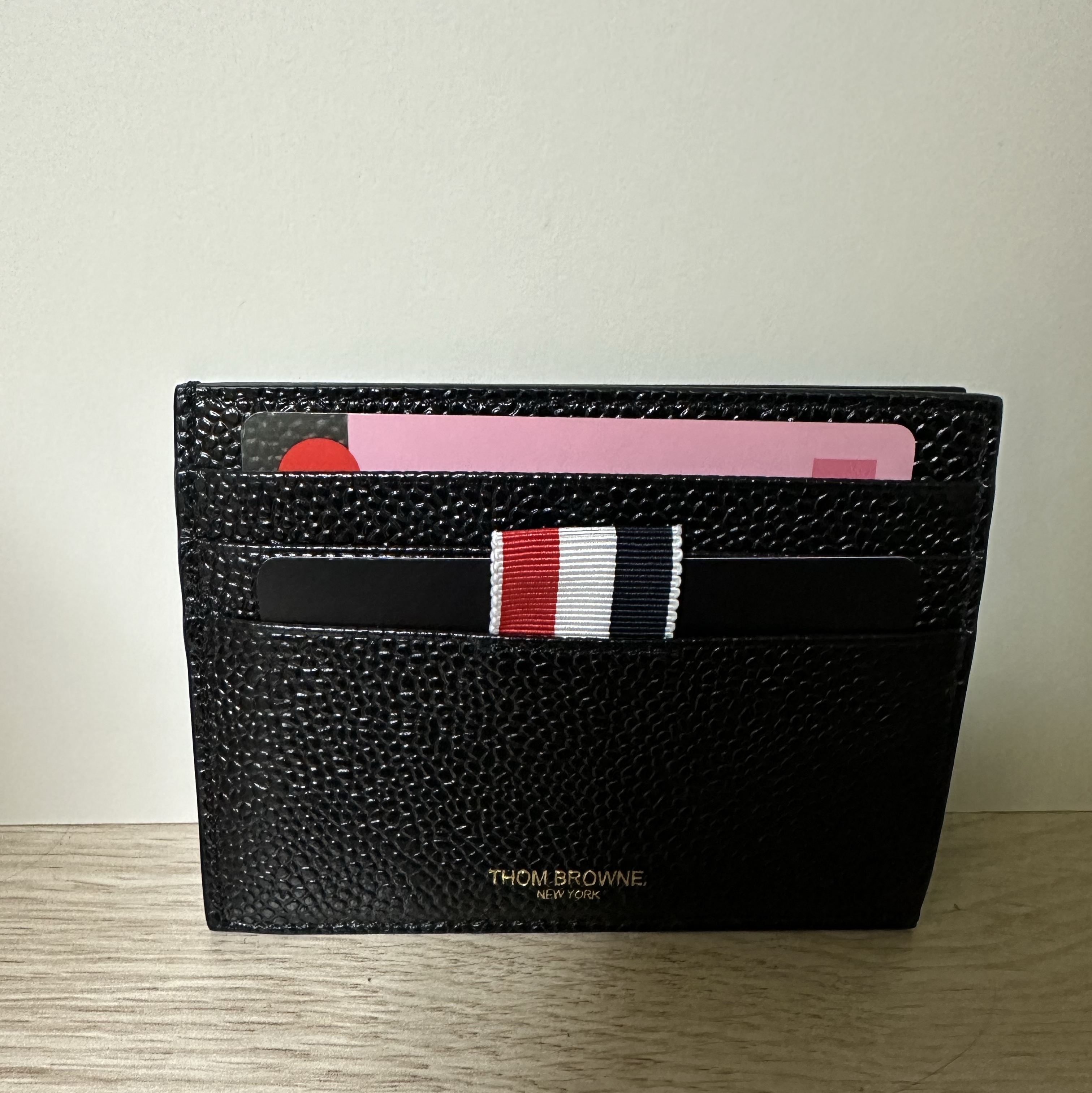Thom Browne Pebble Grain Leather Stripe Note Compartment Card Holder Black 착용 스타일