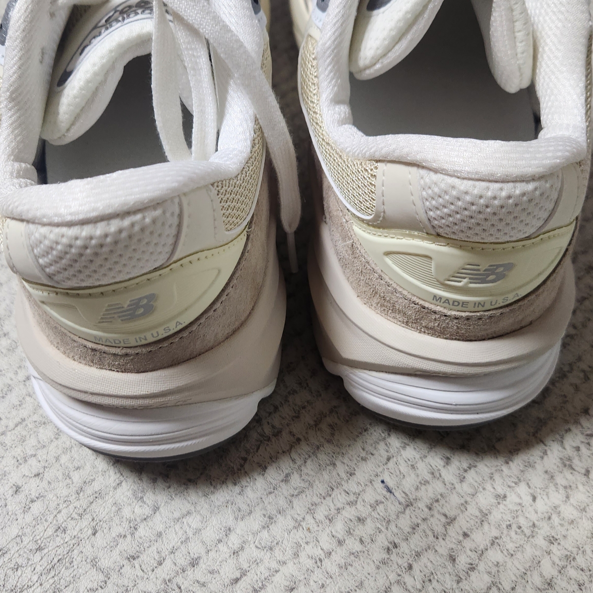New Balance 990v6 Made in USA Cream Mindful Grey 착용 스타일 - 2