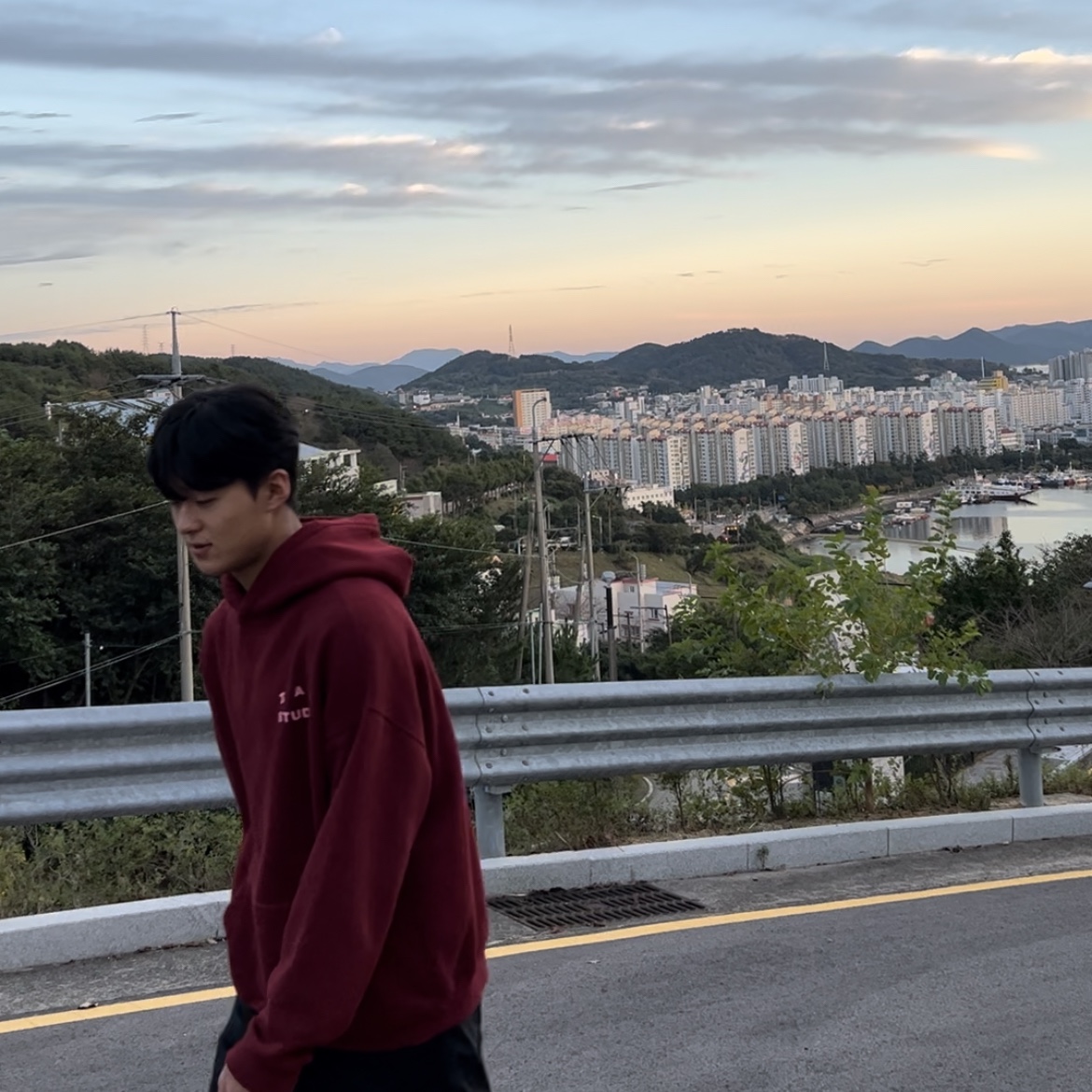 IAB Studio Hoodie Raspberry 착용 스타일 - 2