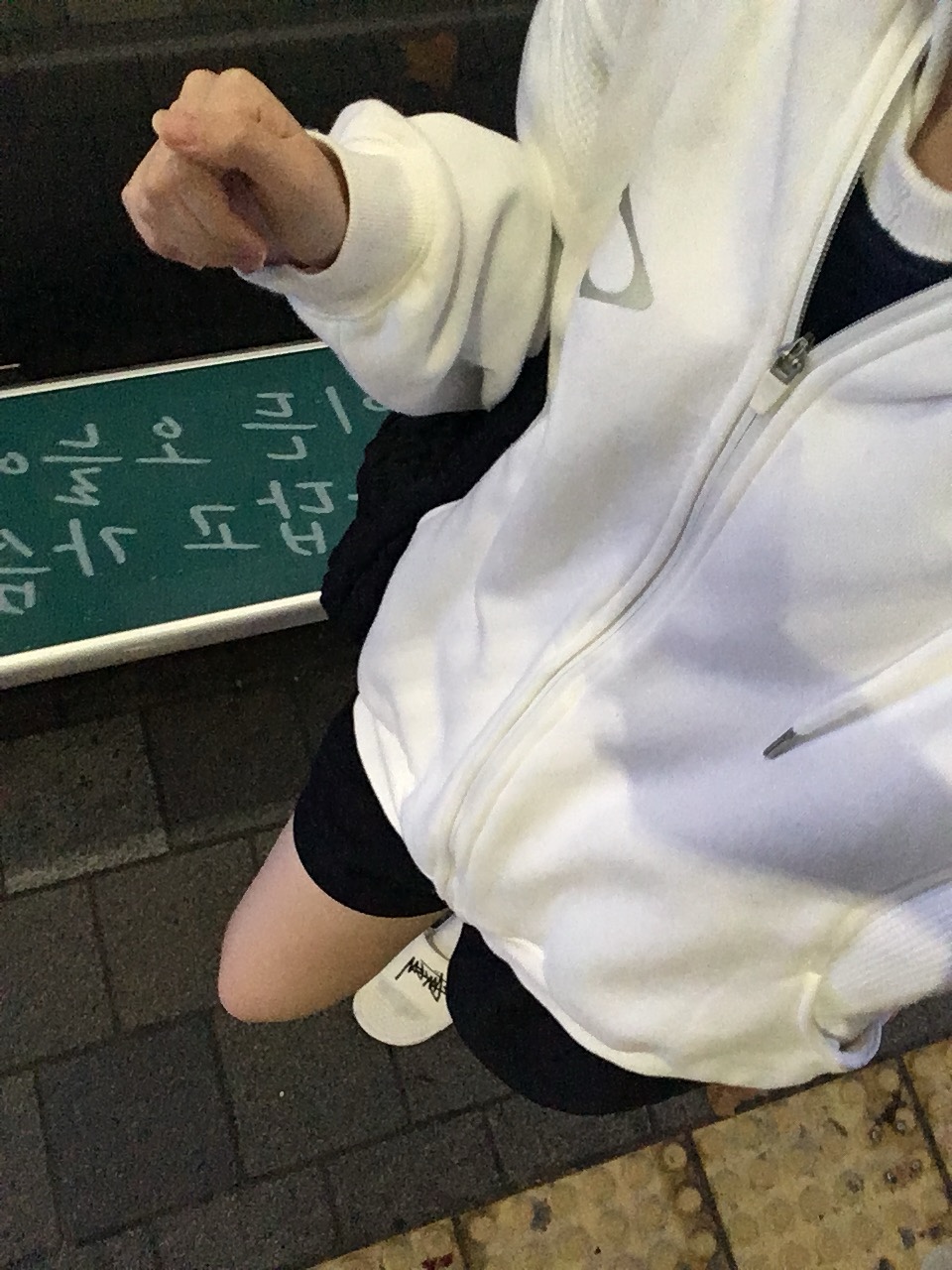 (W) Mischief Paneled Waffle Hoodie White, Nike x Stussy Benassi Slide Sail 착용 스타일