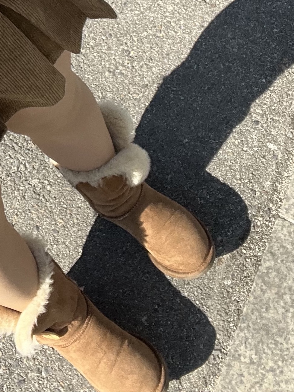 (W) UGG Bailey Button II Boots Chestnut 착용 스타일 - 3