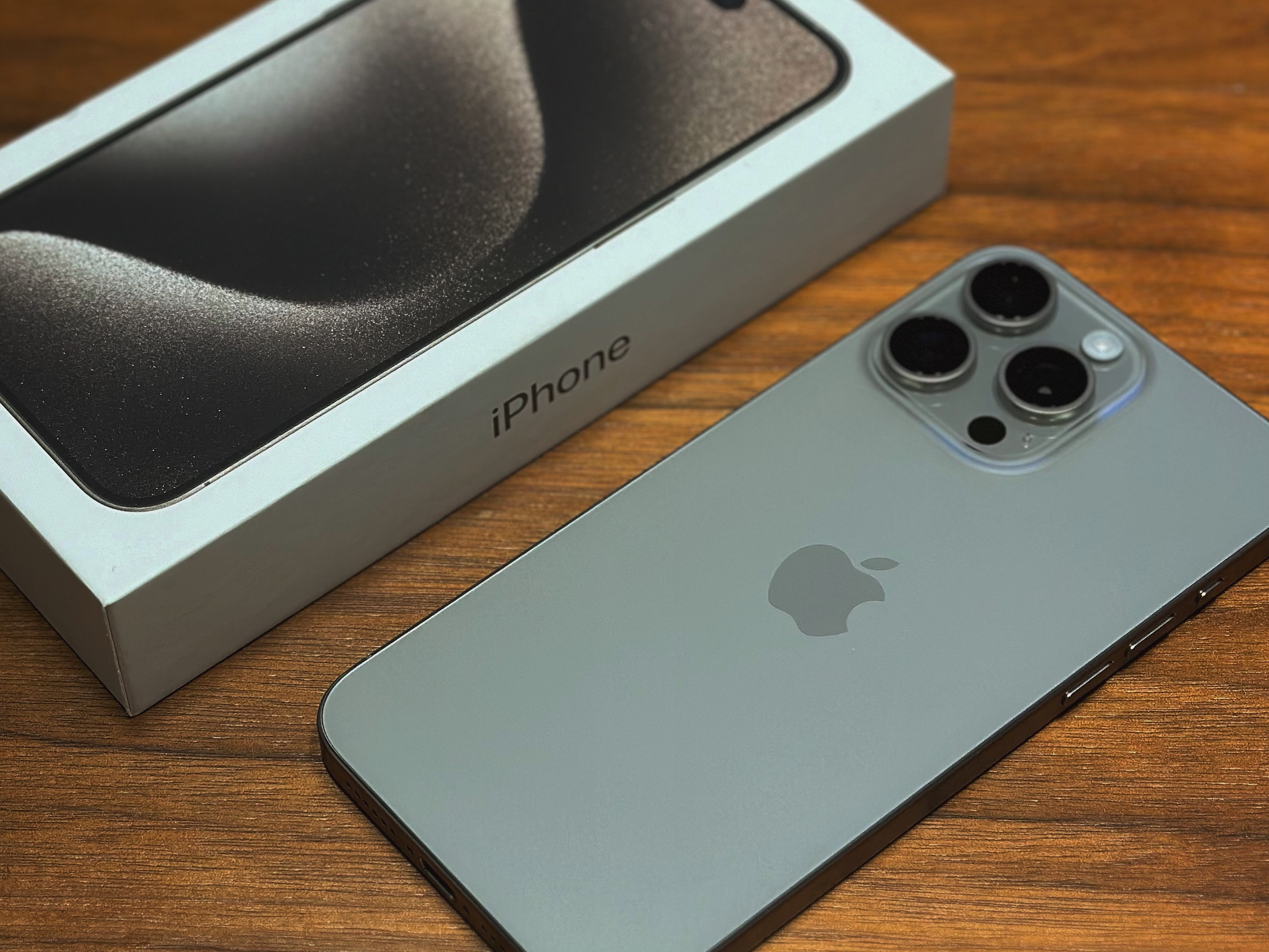 Apple iPhone 15 Pro Max 512GB Natural Titanium (Korean Ver.) 착용 스타일