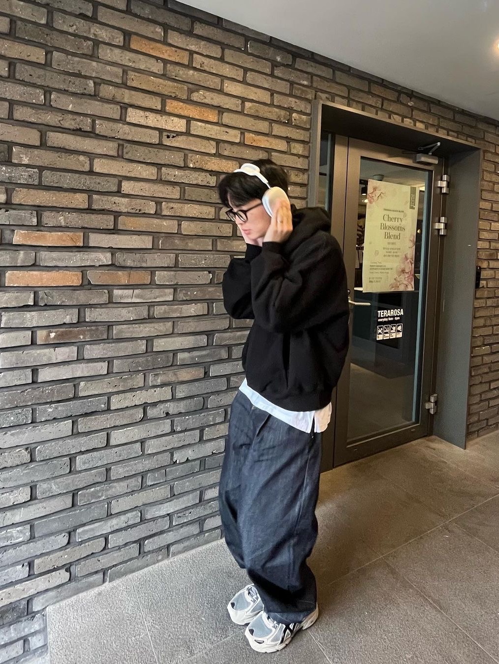 Netherworld Hoodie Black, Apple AirPods Max Lightning Silver (Korean Ver.) 착용 스타일 - 2