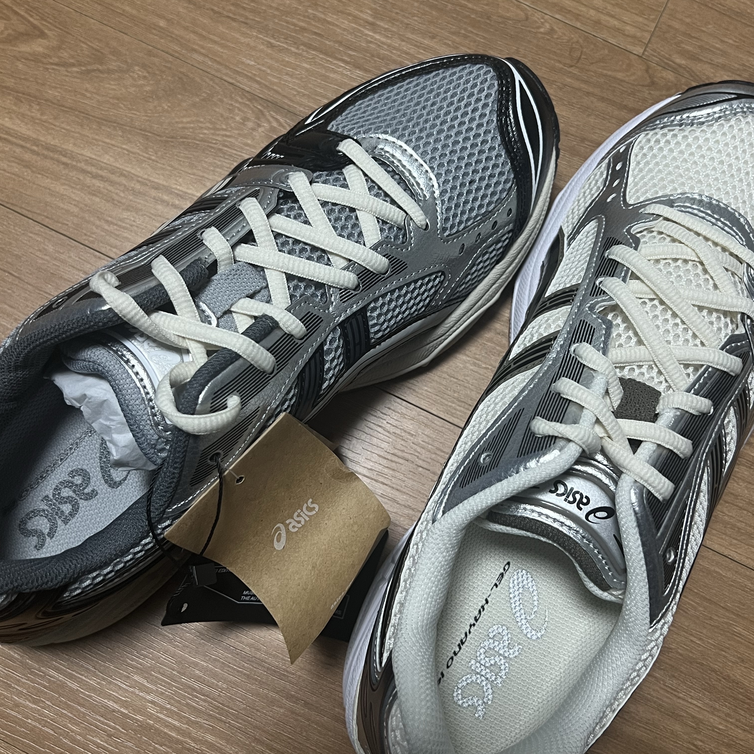 Asics Gel-Kayano 14 Black Glacier Grey, Asics Gel-Kayano 14 Cream Black 착용 스타일 - 1