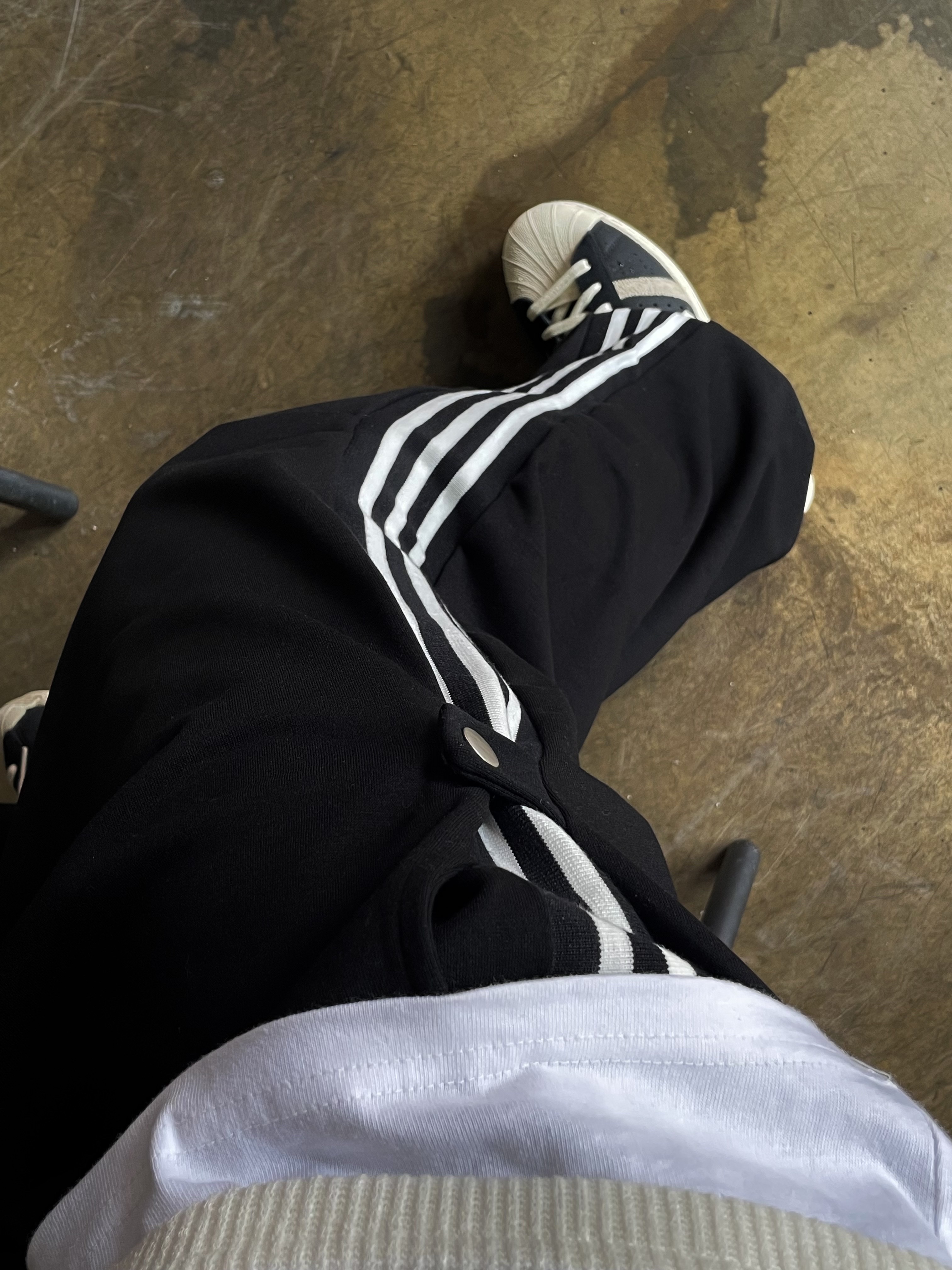 Adidas Superstar 82 Black White 착용 스타일 - 3
