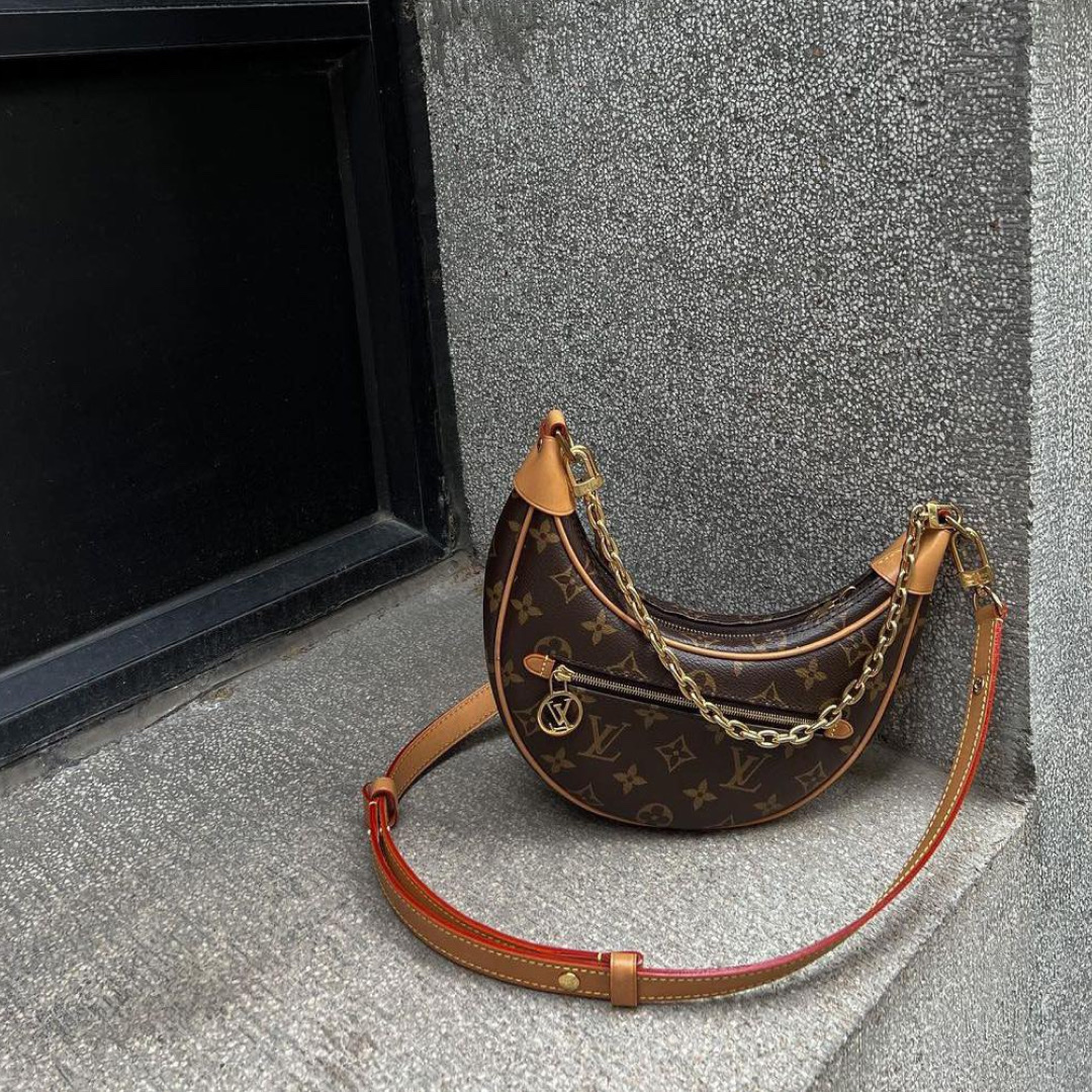 Louis Vuitton Loop Monogram, Louis Vuitton Loop Monogram Denim Jacquard Navy Blue 착용 스타일 - 4