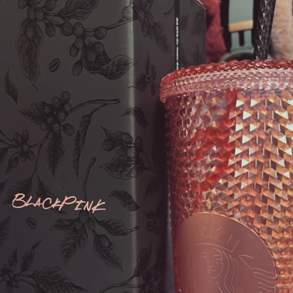 Starbucks x Blackpink Pink Stud Cold Cup 710ml 착용 스타일 - 1