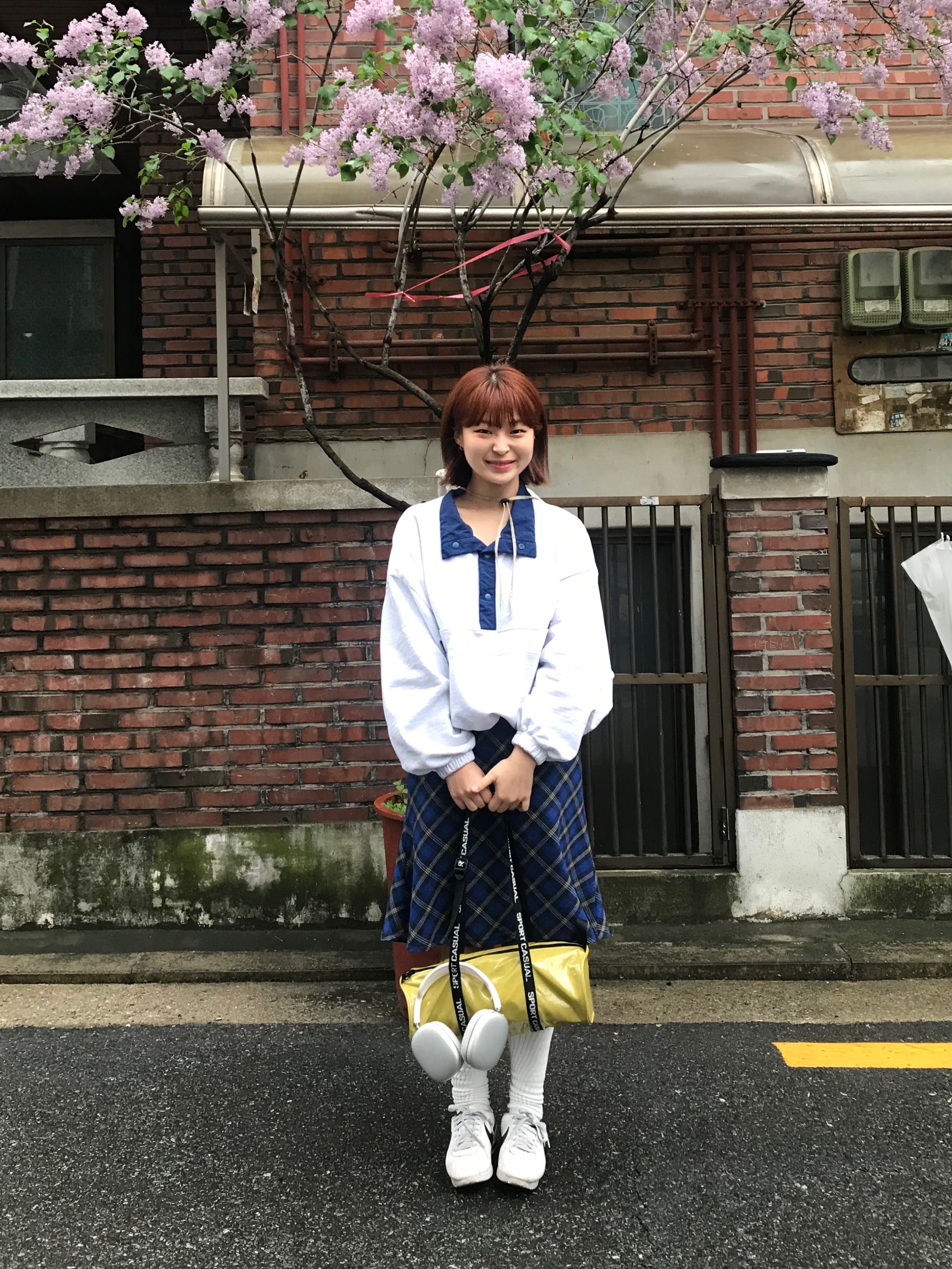 (W) Nike Classic Cortez Leather White Black, Apple AirPods Max Lightning Silver (Korean Ver.) 착용 스타일 - 1