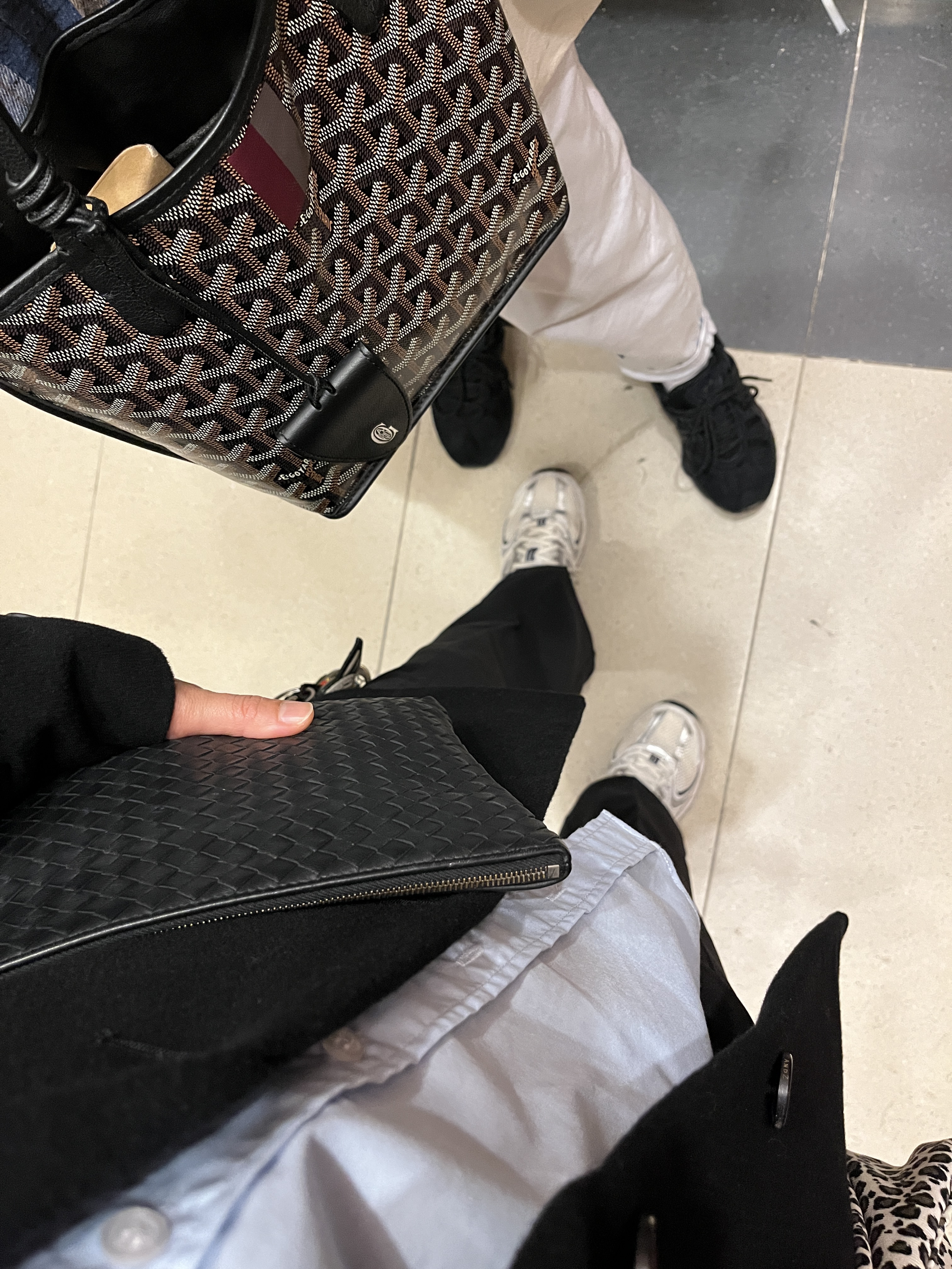New Balance 530 White, Bottega Veneta Document Case Black 착용 스타일 - 5