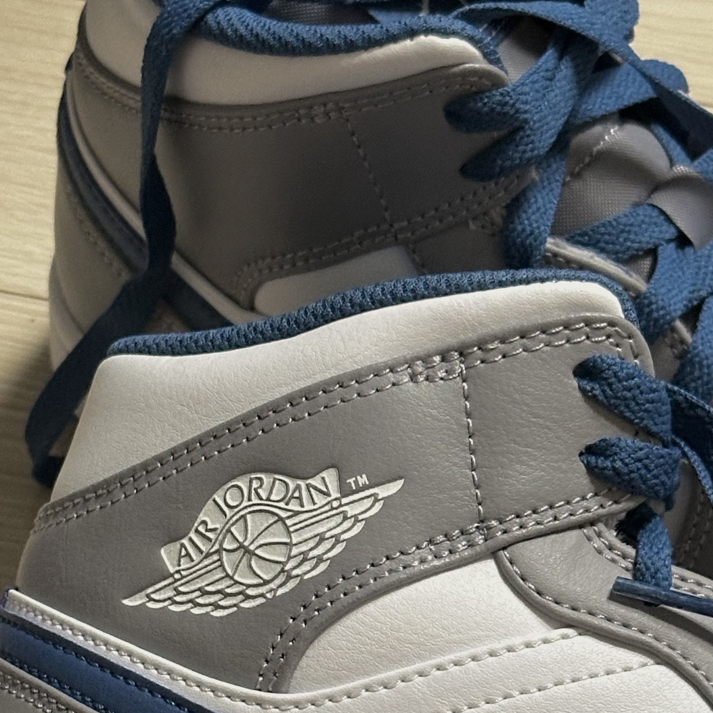 Jordan 1 Mid Cement Grey True Blue 착용 스타일 - 2