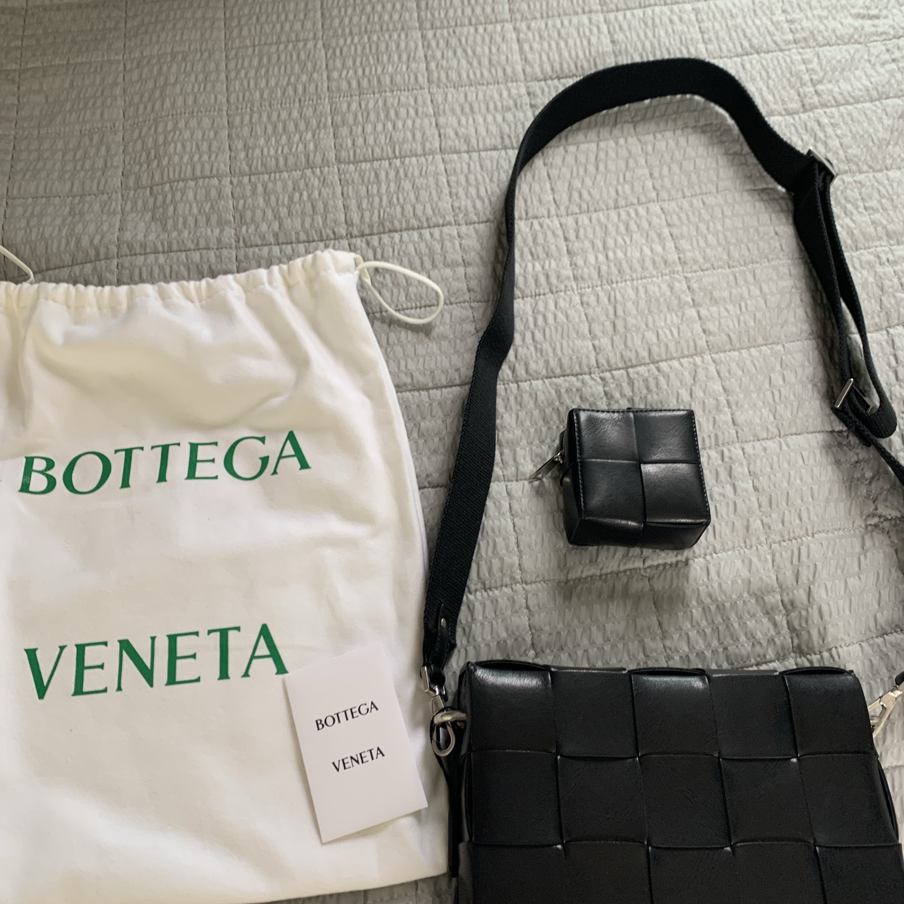 Bottega Veneta Cassettte with Versatile Strap Black 착용 스타일