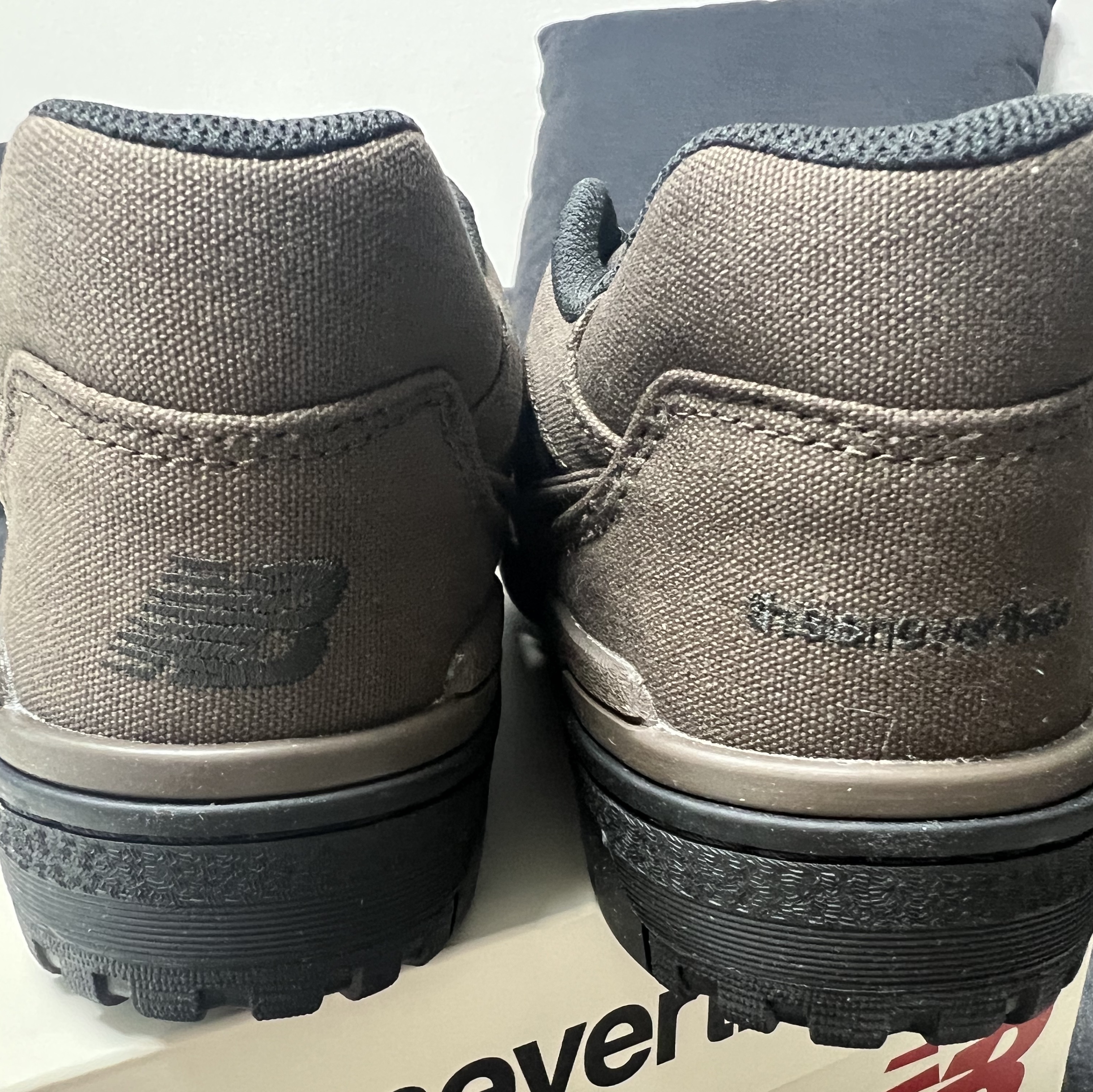 New Balance x Thisisneverthat 550 Brown Black 착용 스타일 - 3