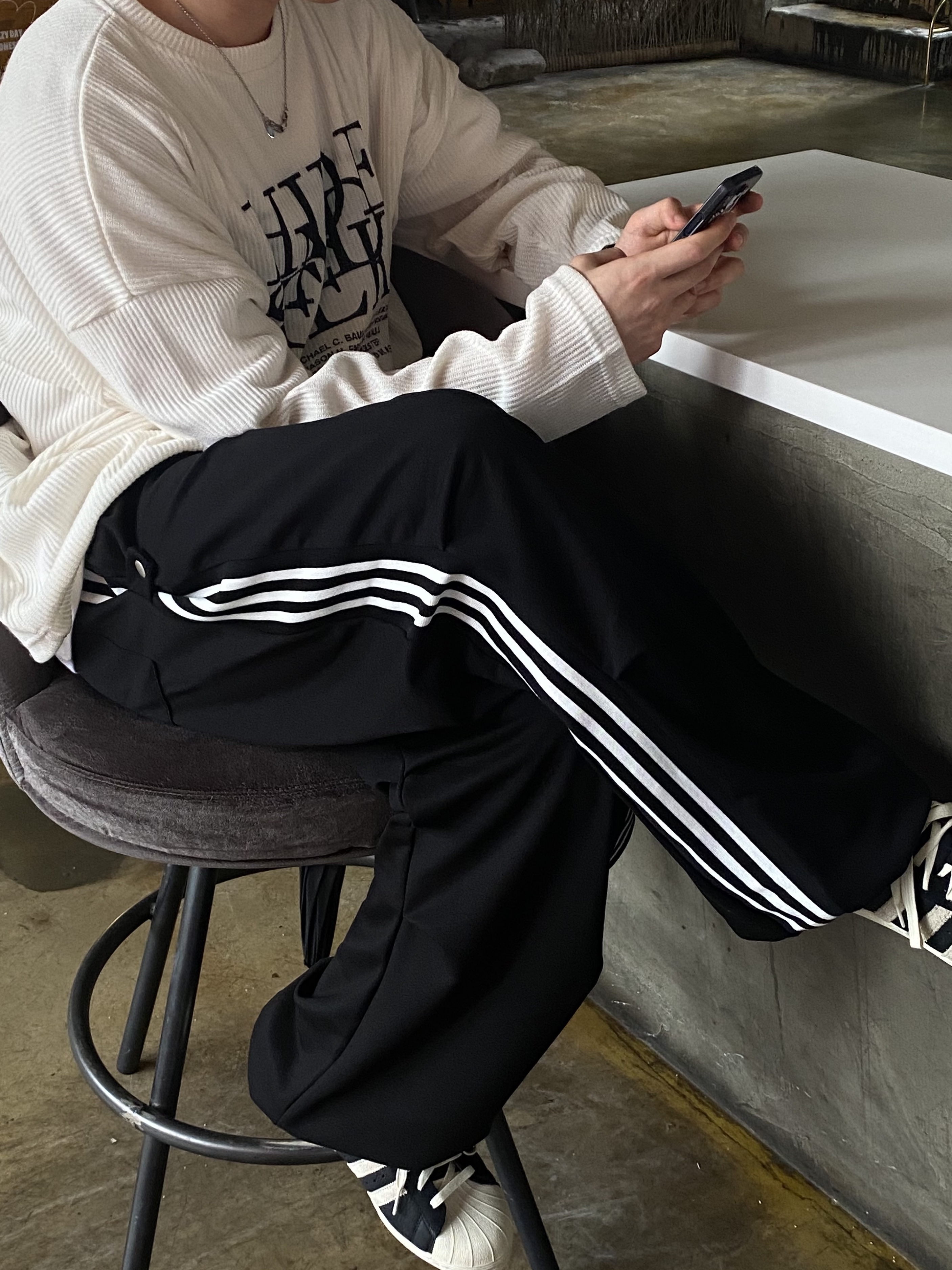 Adidas Superstar 82 Black White 착용 스타일 - 1