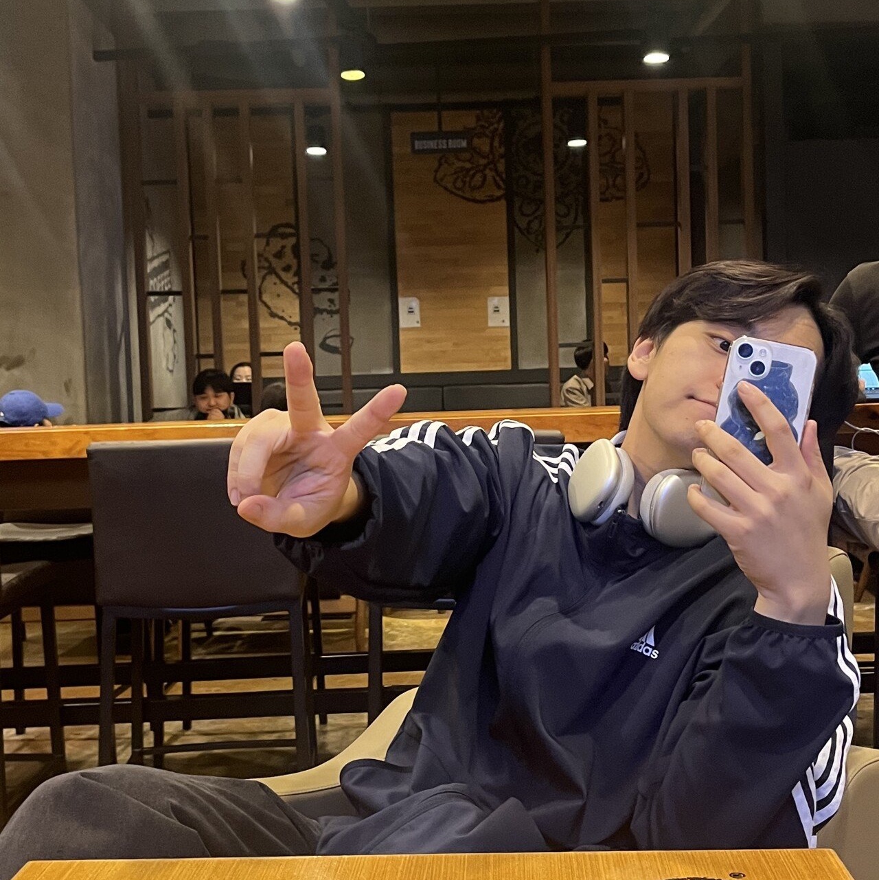 Apple AirPods Max Lightning Silver (Korean Ver.) 착용 스타일 - 1