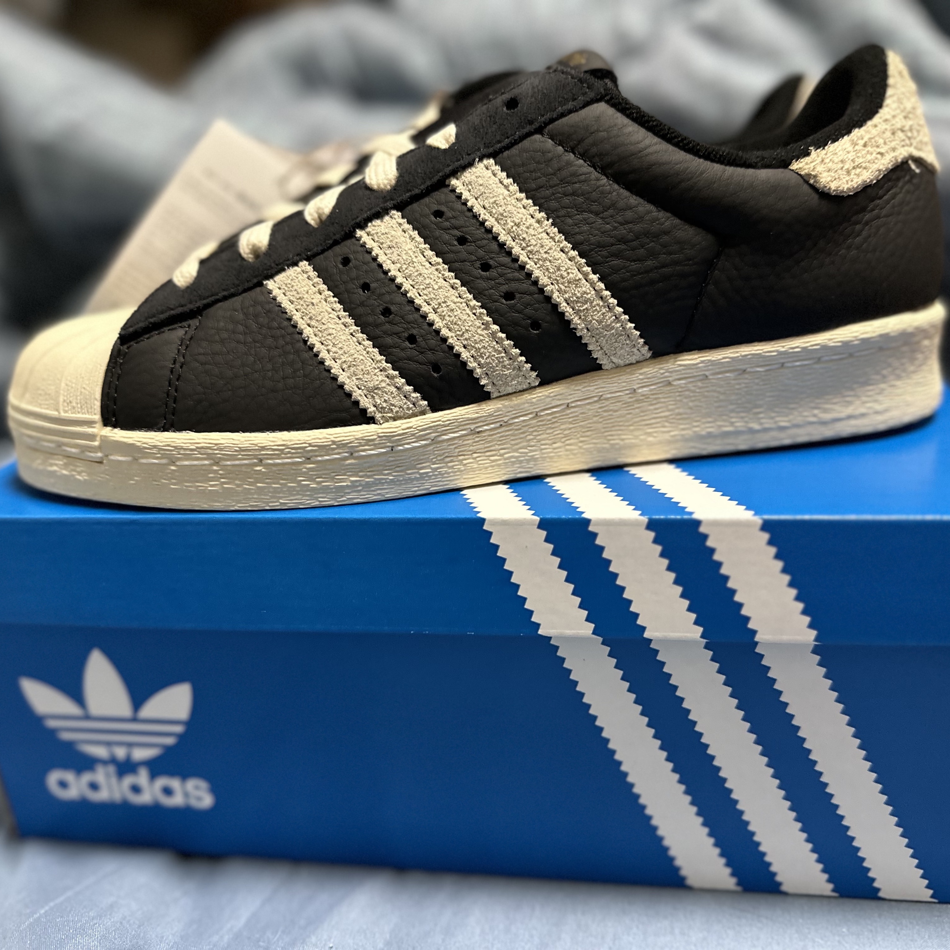 Adidas Superstar 82 Black White 착용 스타일 - 2
