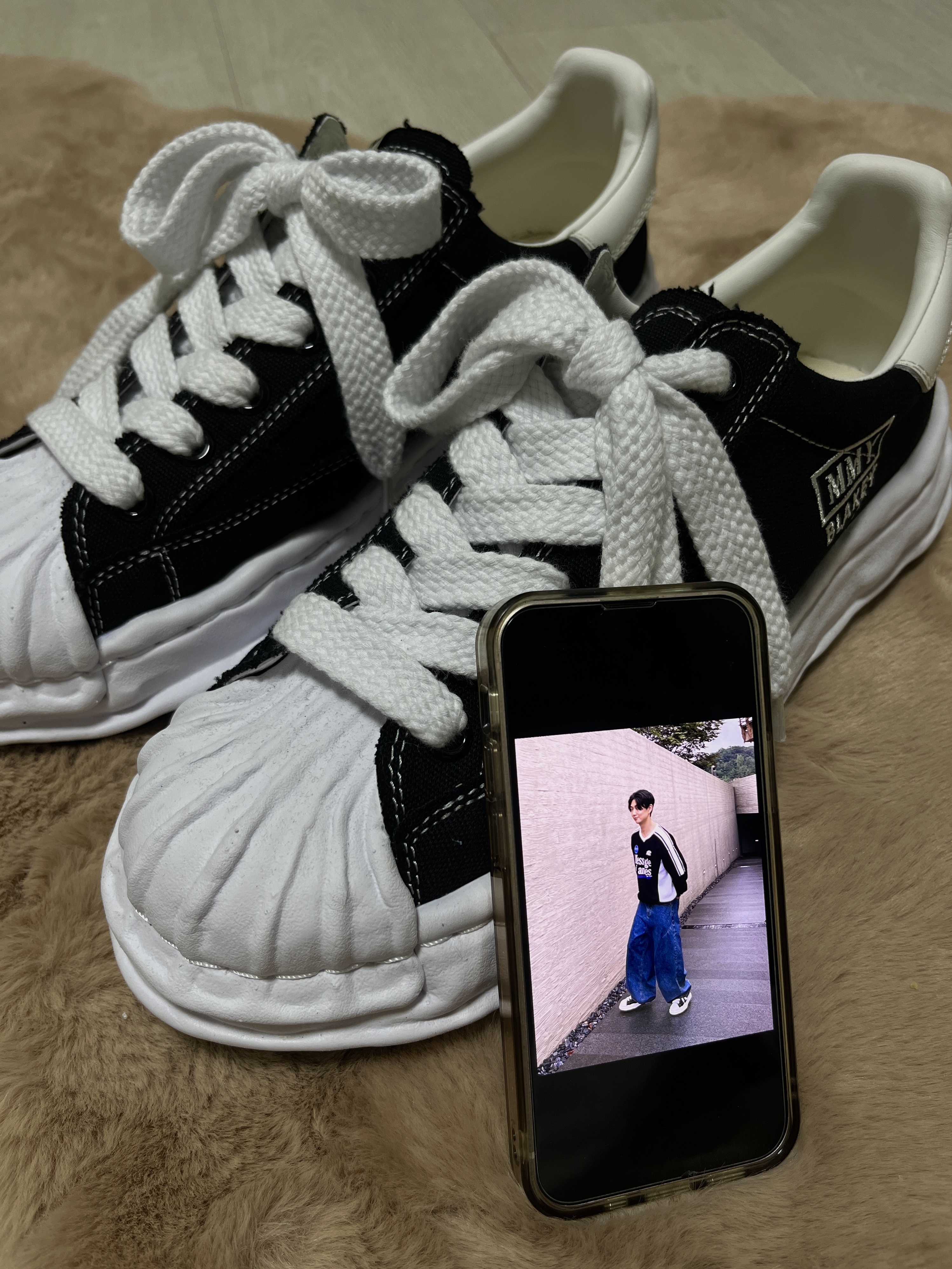 Maison Mihara Yasuhiro Blakey OG Sole Canvas Low-top Sneakers Black White 착용 스타일 - 1