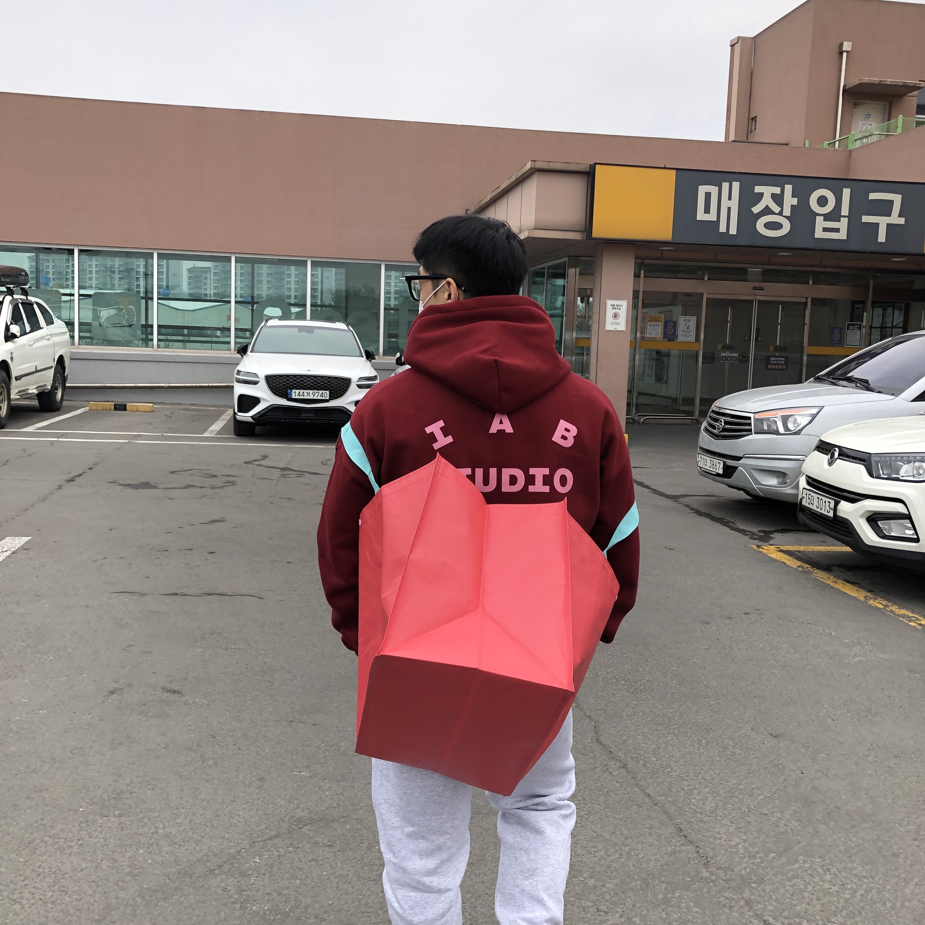 IAB Studio Hoodie Raspberry 착용 스타일