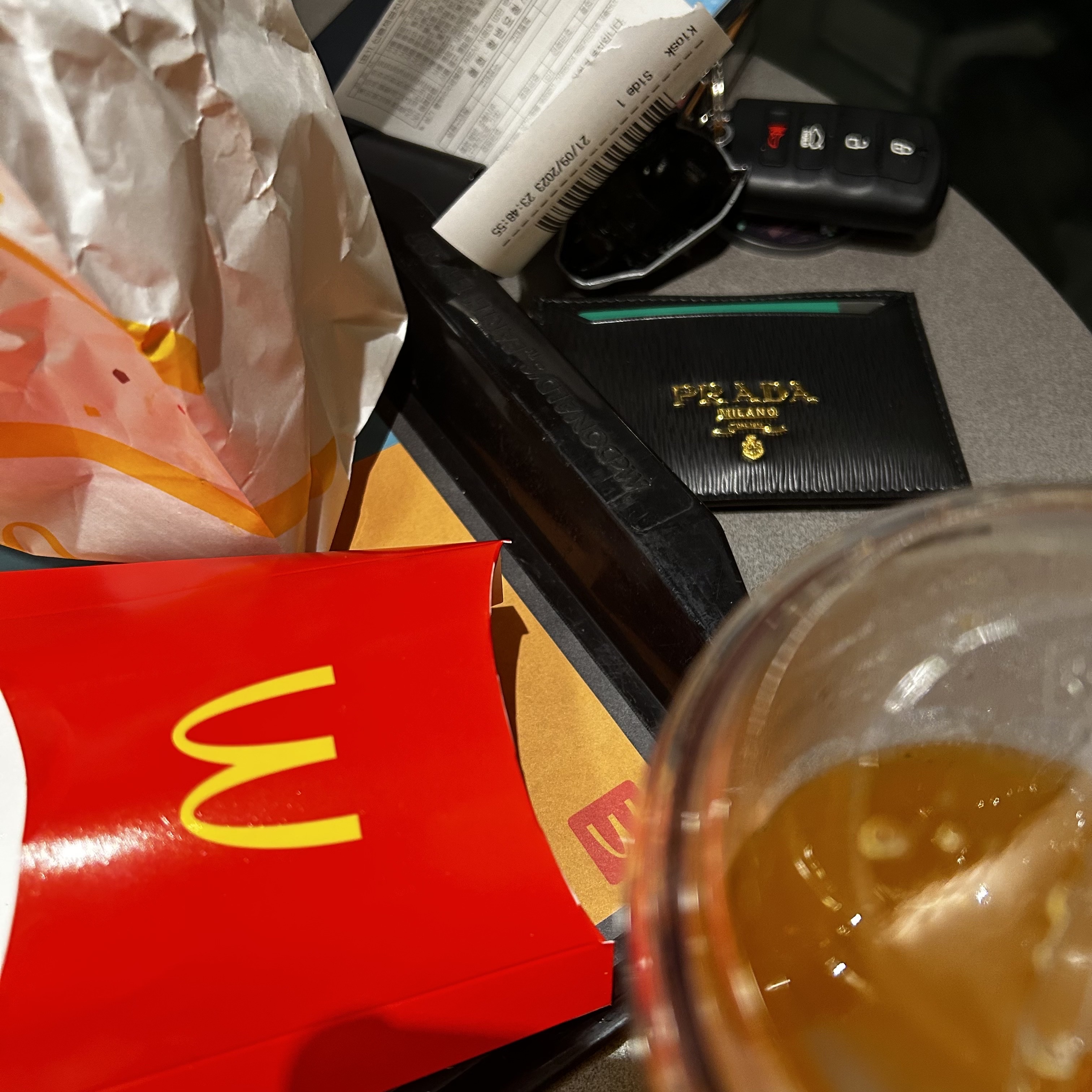 Prada Vitello Move Saffiano Leather Card Holder Black 착용 스타일