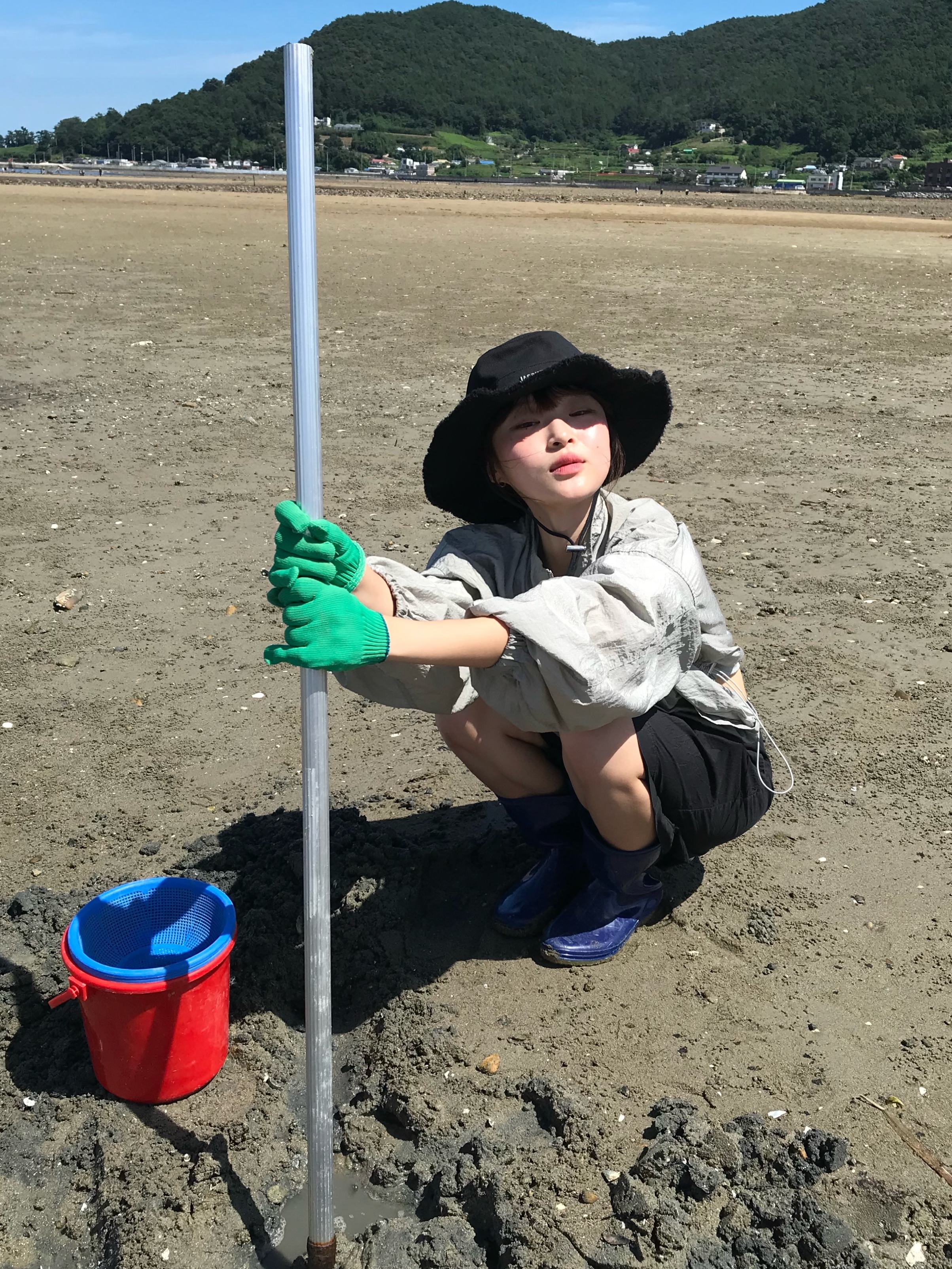 Jacquemus Le Bob Artichaut Bucket Hat Black 착용 스타일 - 3