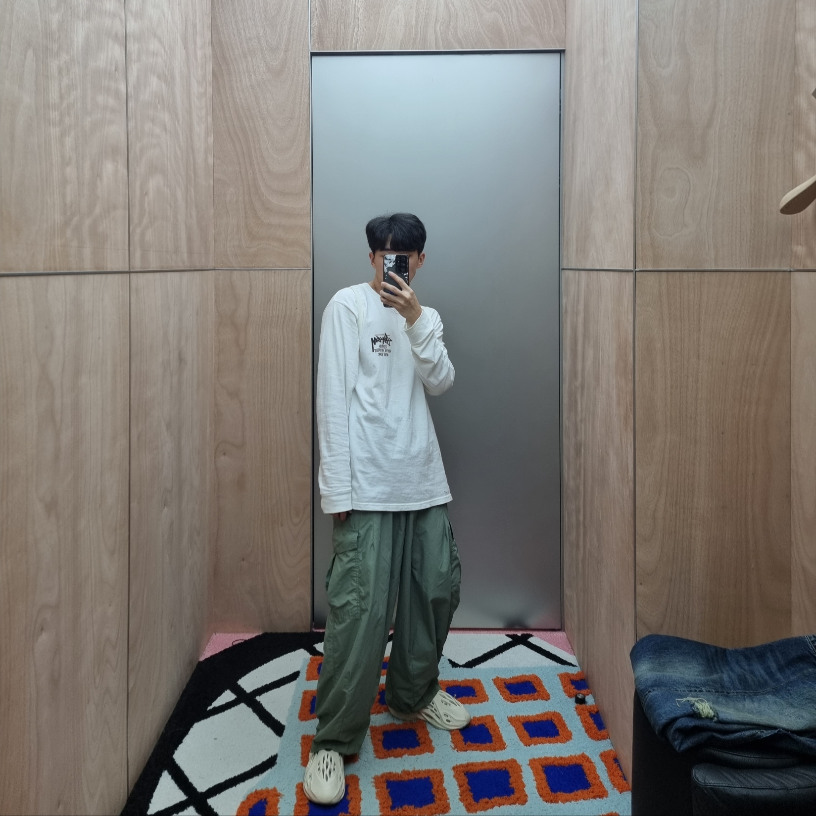 Adidas Yeezy Foam RNNR Sand 착용 스타일