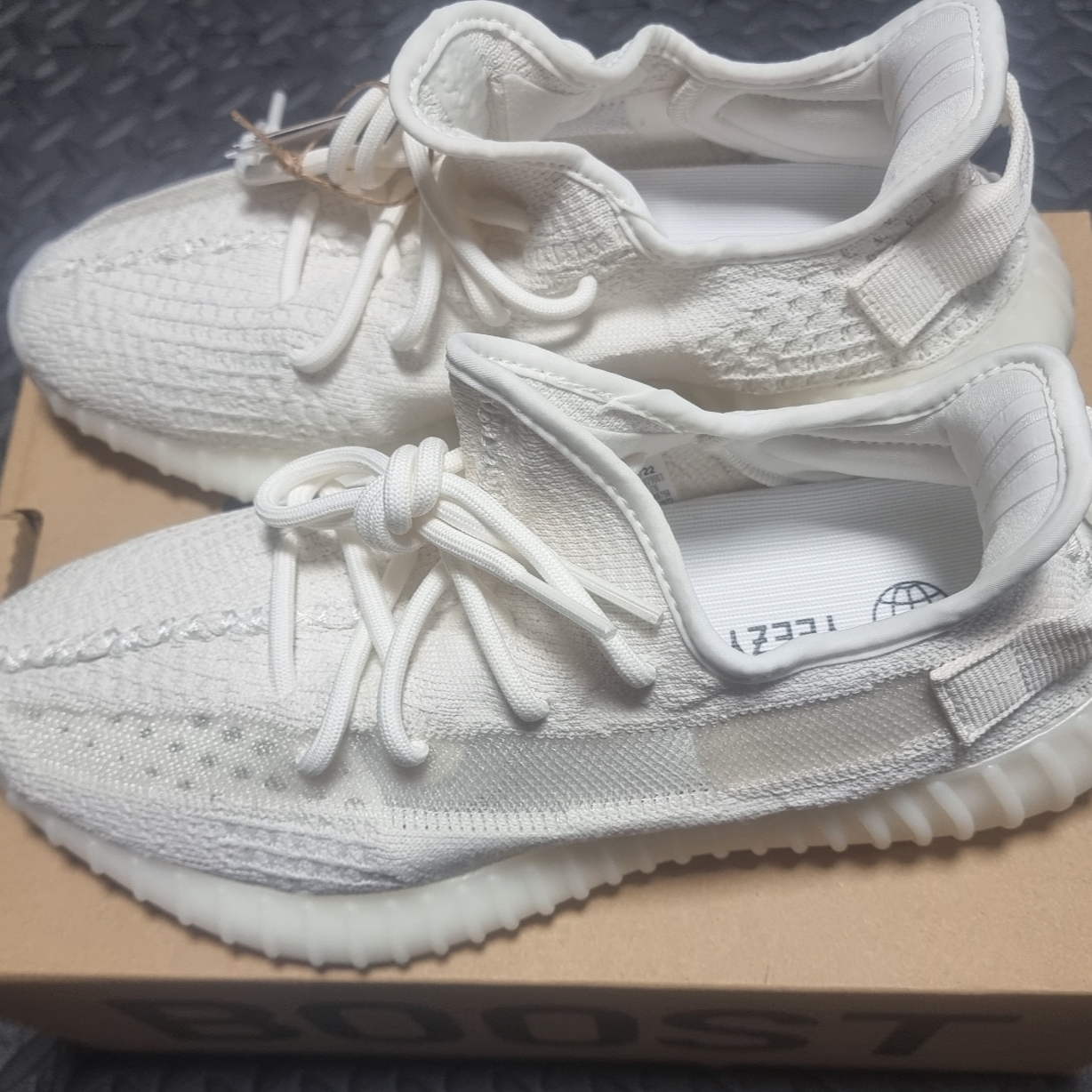 Adidas Yeezy Boost 350 V2 Bone 착용 스타일