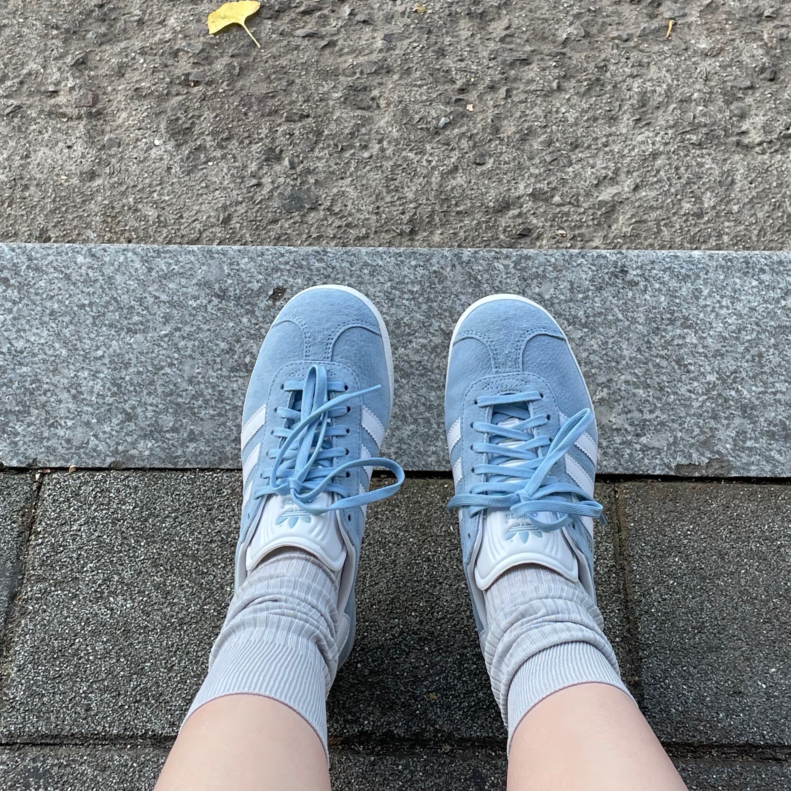 Adidas Gazelle Clear Sky White 착용 스타일 - 1
