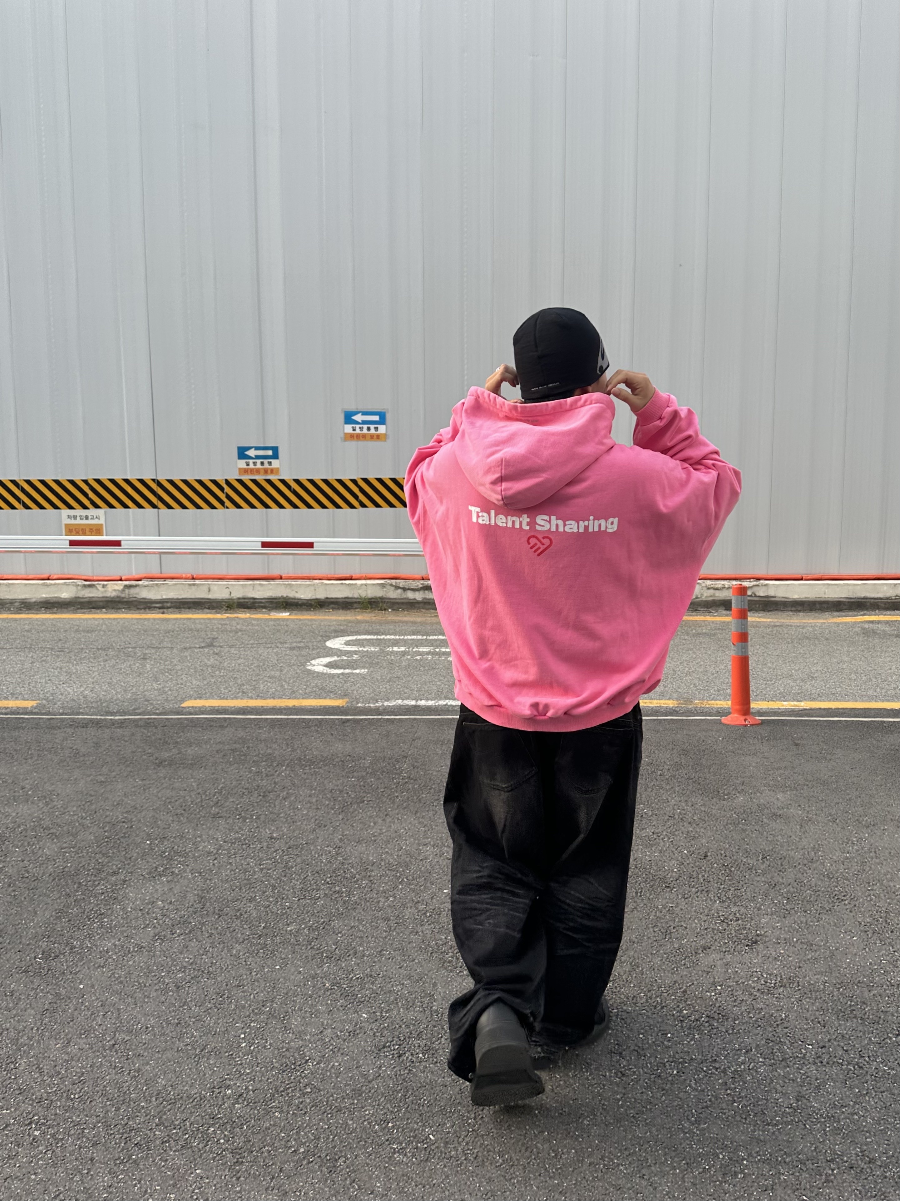 Project G/R Orgasm Donor Hoodie Washed Pink, [KREAM 단독] OMO Loosing Denim Pants Washed Black 착용 스타일 - 1