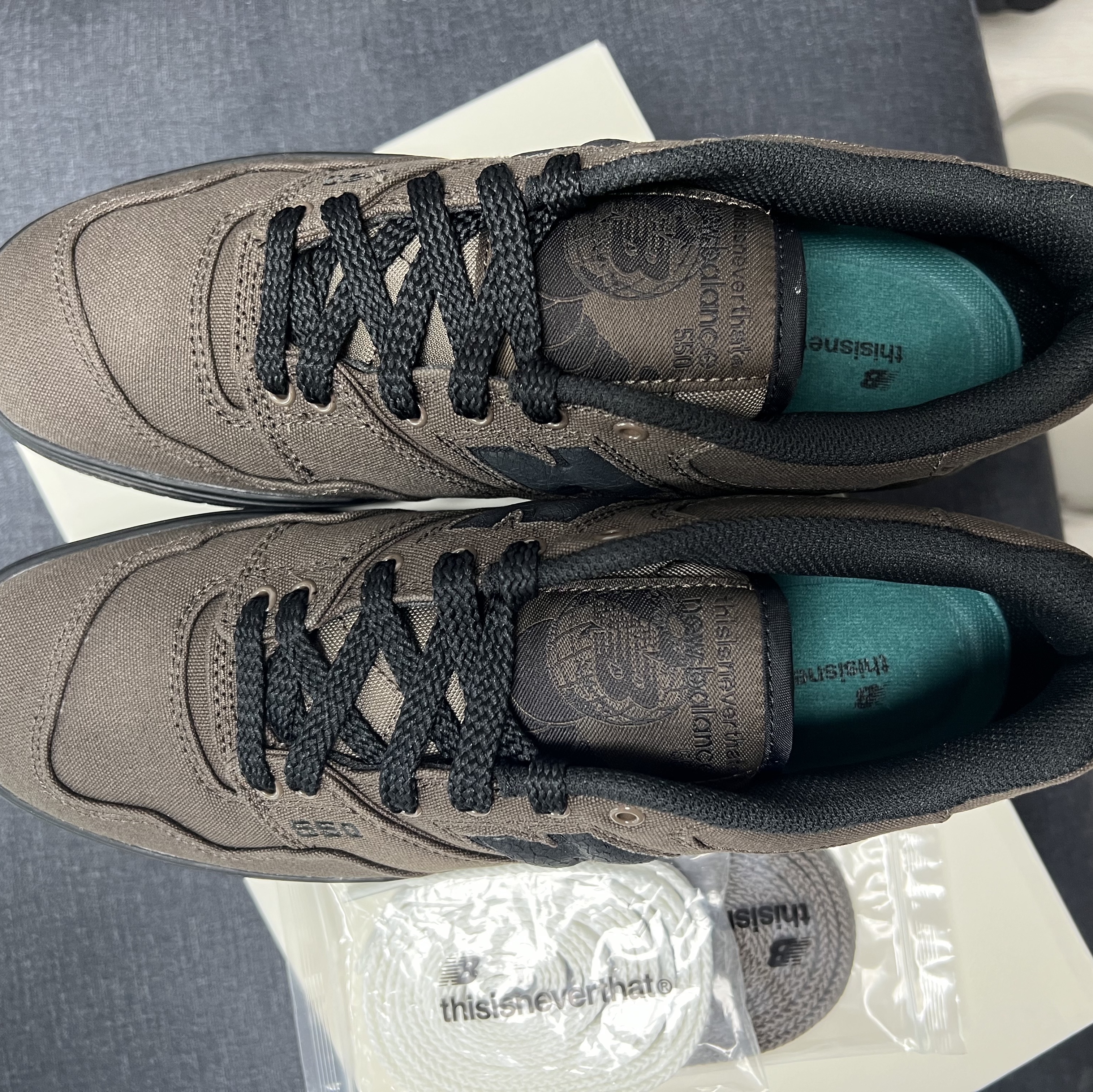 New Balance x Thisisneverthat 550 Brown Black 착용 스타일 - 2