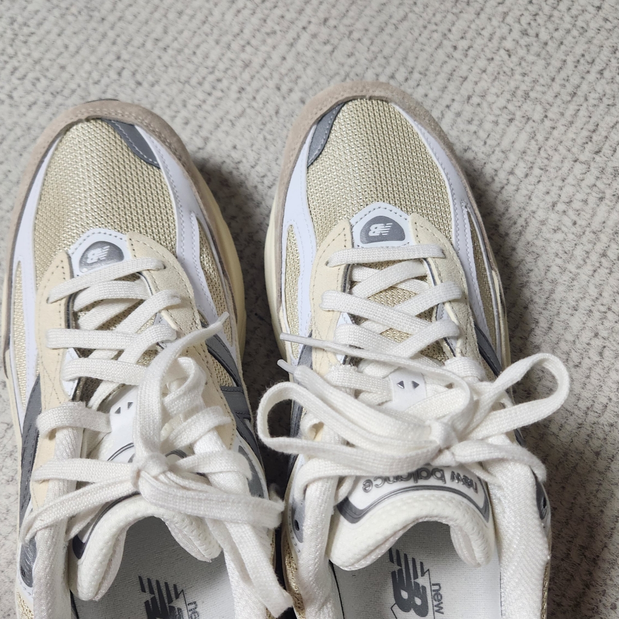 New Balance 990v6 Made in USA Cream Mindful Grey 착용 스타일 - 1