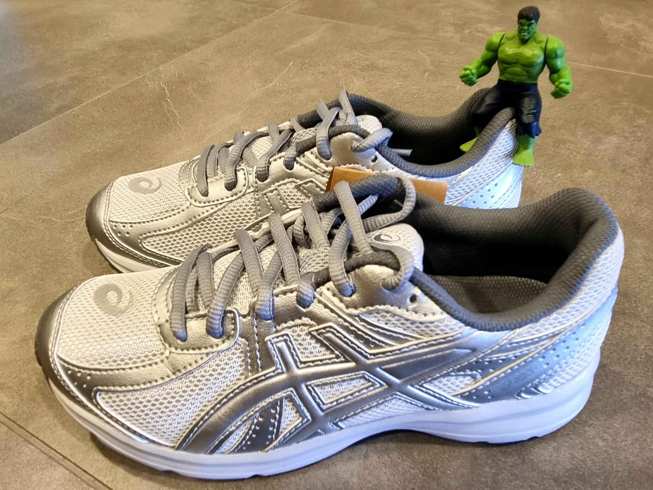 Asics Jog 100 S SMU Glacier Grey Pure Silver - 2E Wide 착용 스타일 - 1
