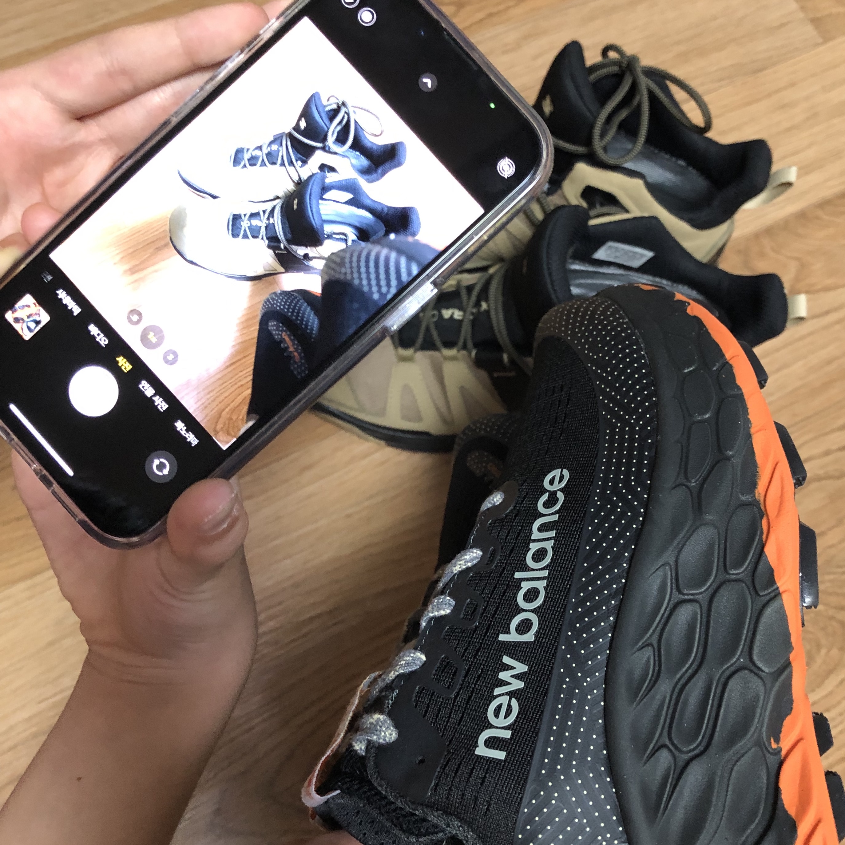 Salomon X Ultra 4 Mid Gore-Tex Black Safari, New Balance Fresh Foam X More Trail v3 Black Cayenne - 2E Wide 착용 스타일 - 1