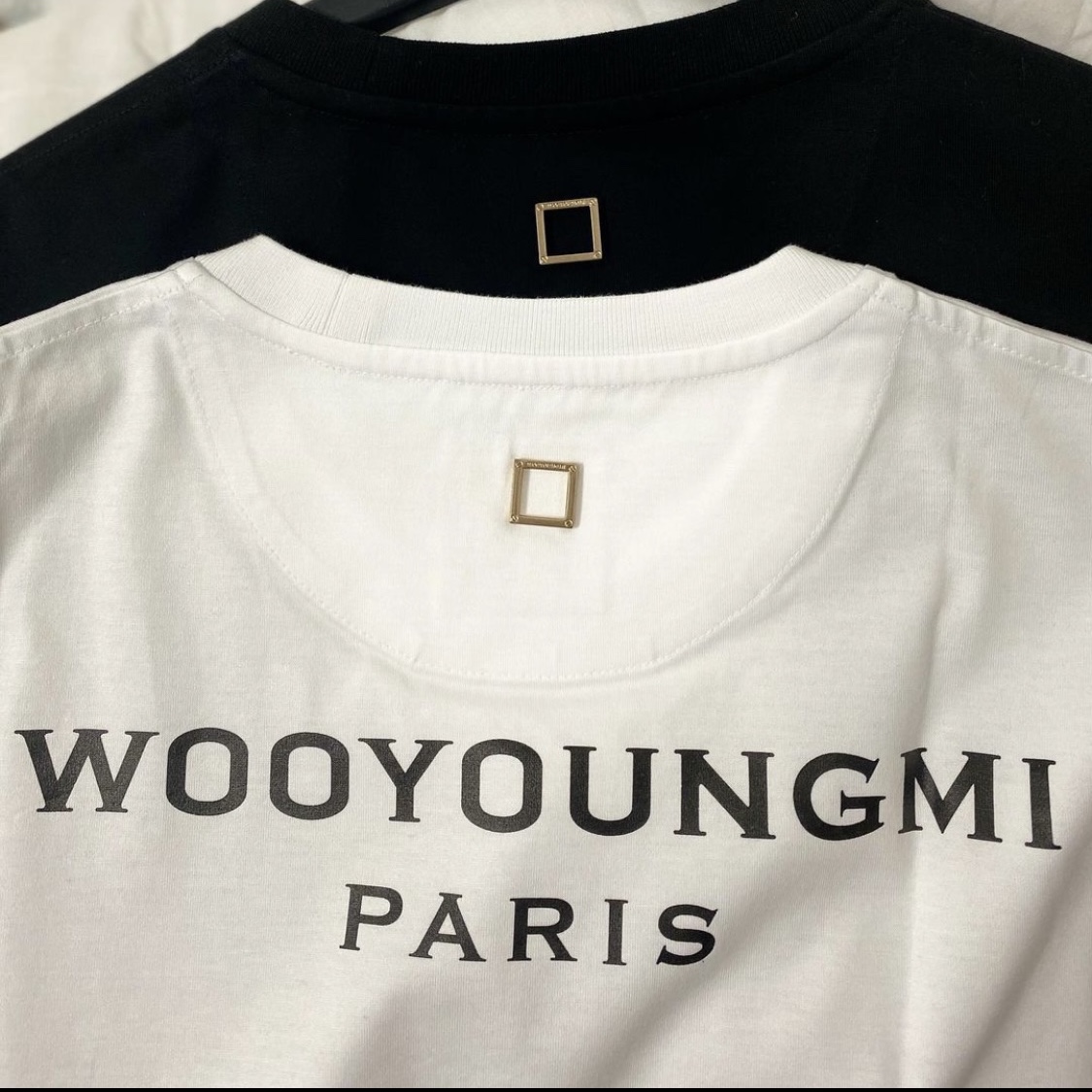 Wooyoungmi Pink Back Logo T-Shirt Black - 21SS, Wooyoungmi Black Back Logo T-Shirt White - 21FW 착용 스타일 - 2