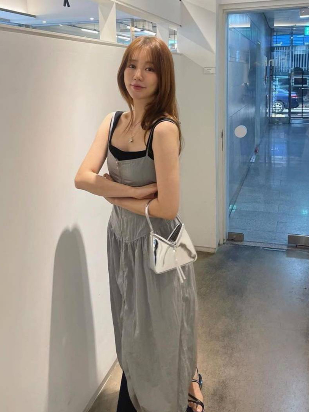 The Museum Visitor Women Heart Stud Mini Bag Silver, Telfar Small Shopping Bag Silver 착용 스타일 - 3