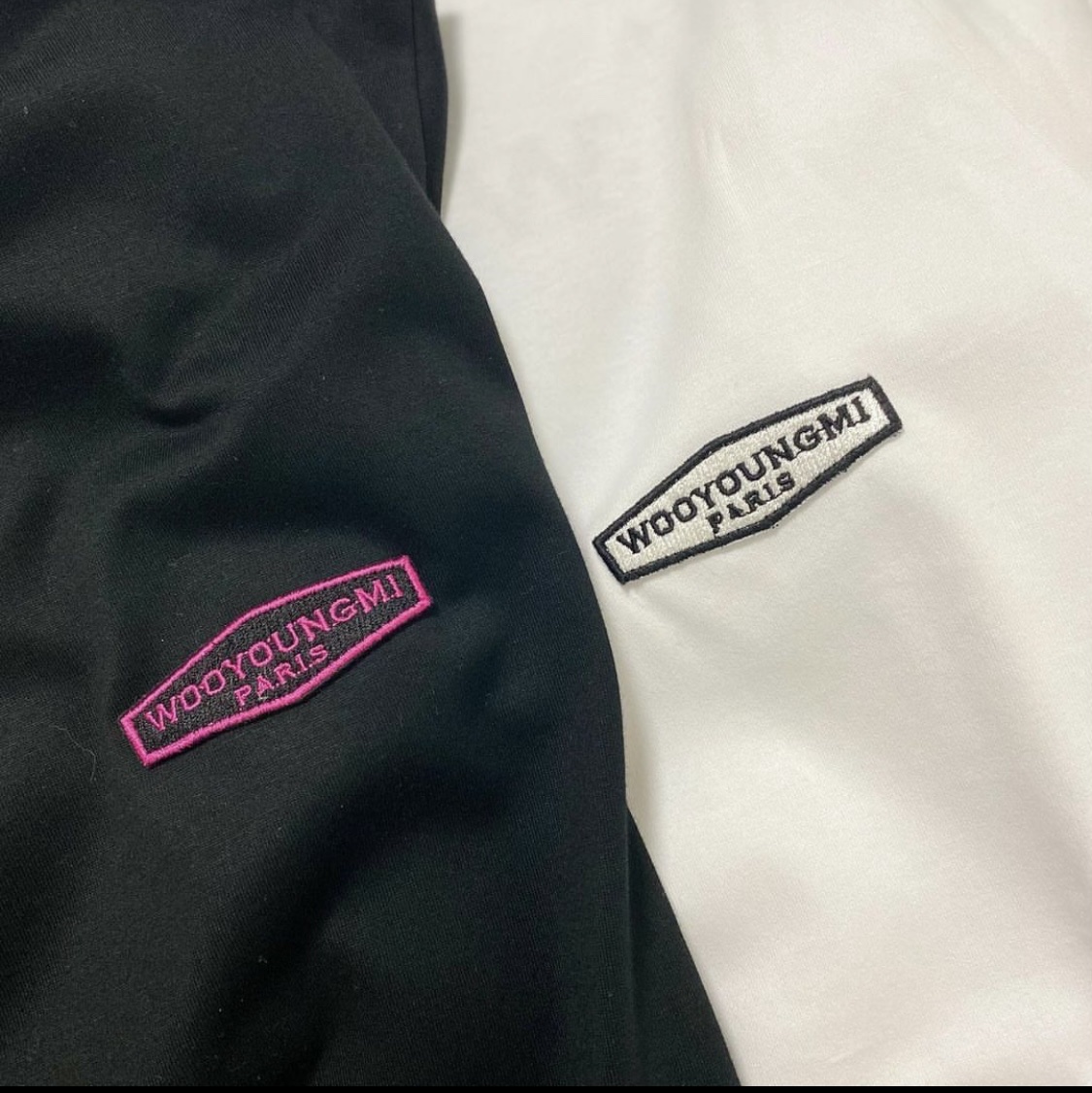 Wooyoungmi Pink Back Logo T-Shirt Black - 21SS, Wooyoungmi Black Back Logo T-Shirt White - 21FW 착용 스타일 - 1