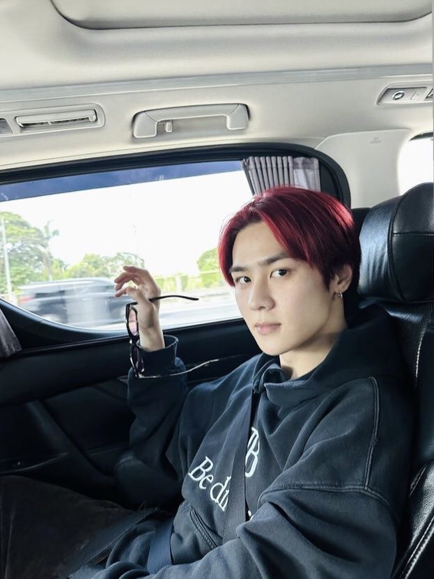 Balenciaga Be Different Hoodie Black 착용 스타일