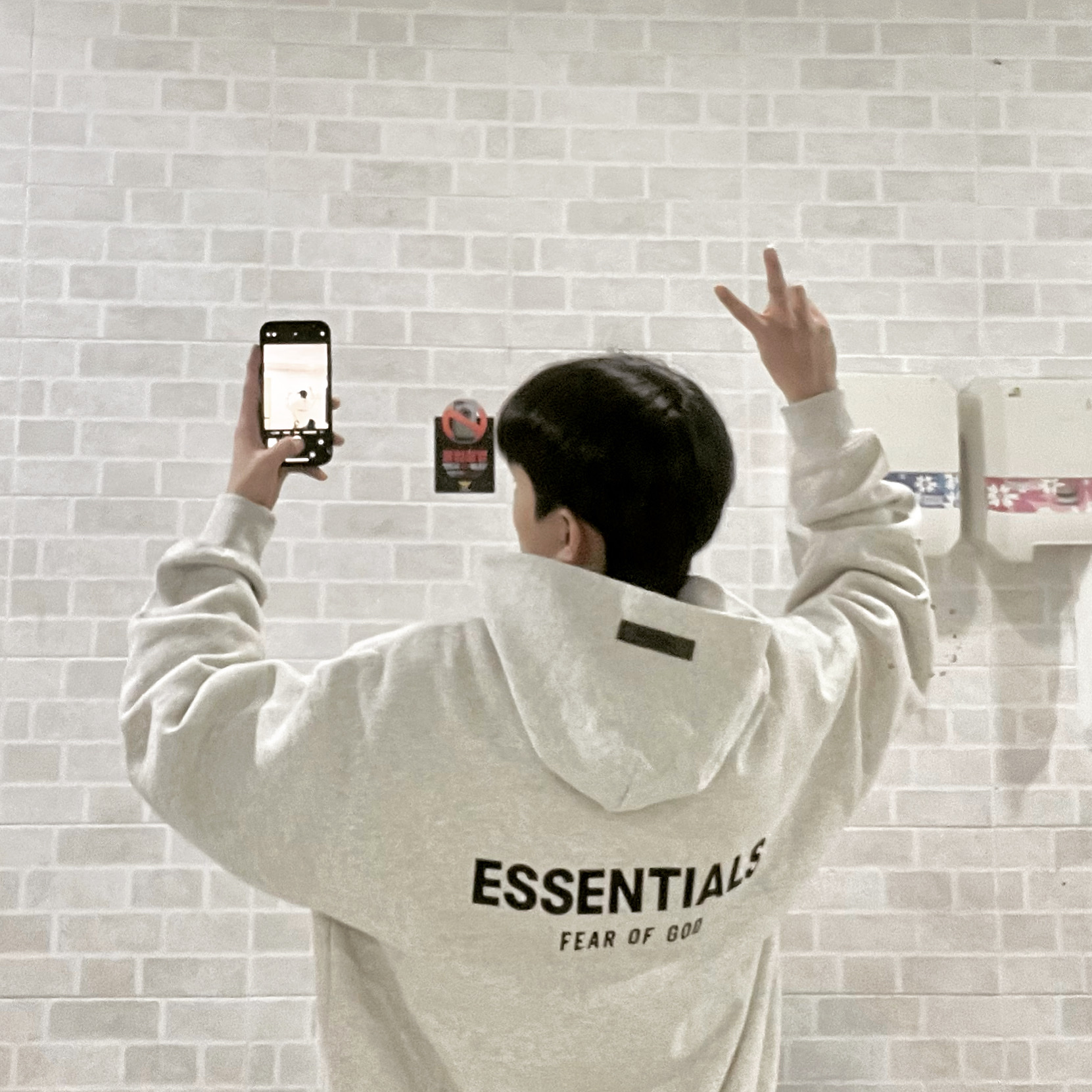 Essentials The Core Collection Hoodie Light Oatmeal 착용 스타일
