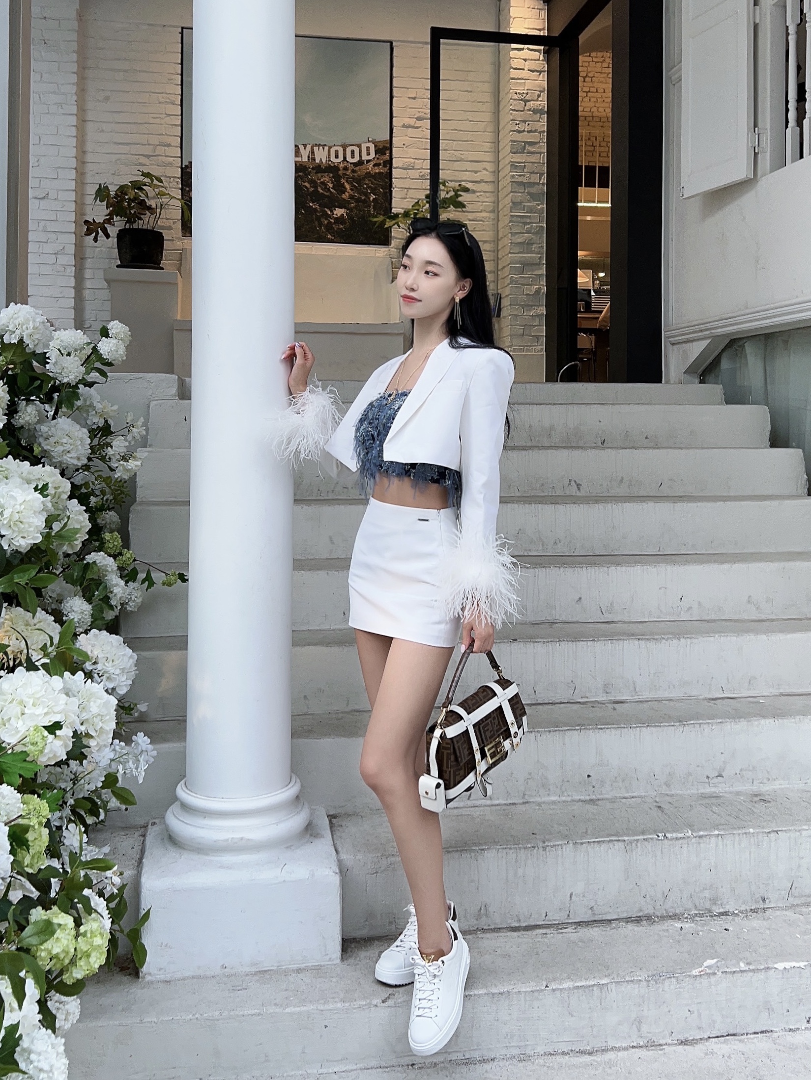 (W) Louis Vuitton Time Out Sneakers Ecru Beige 착용 스타일 - 1