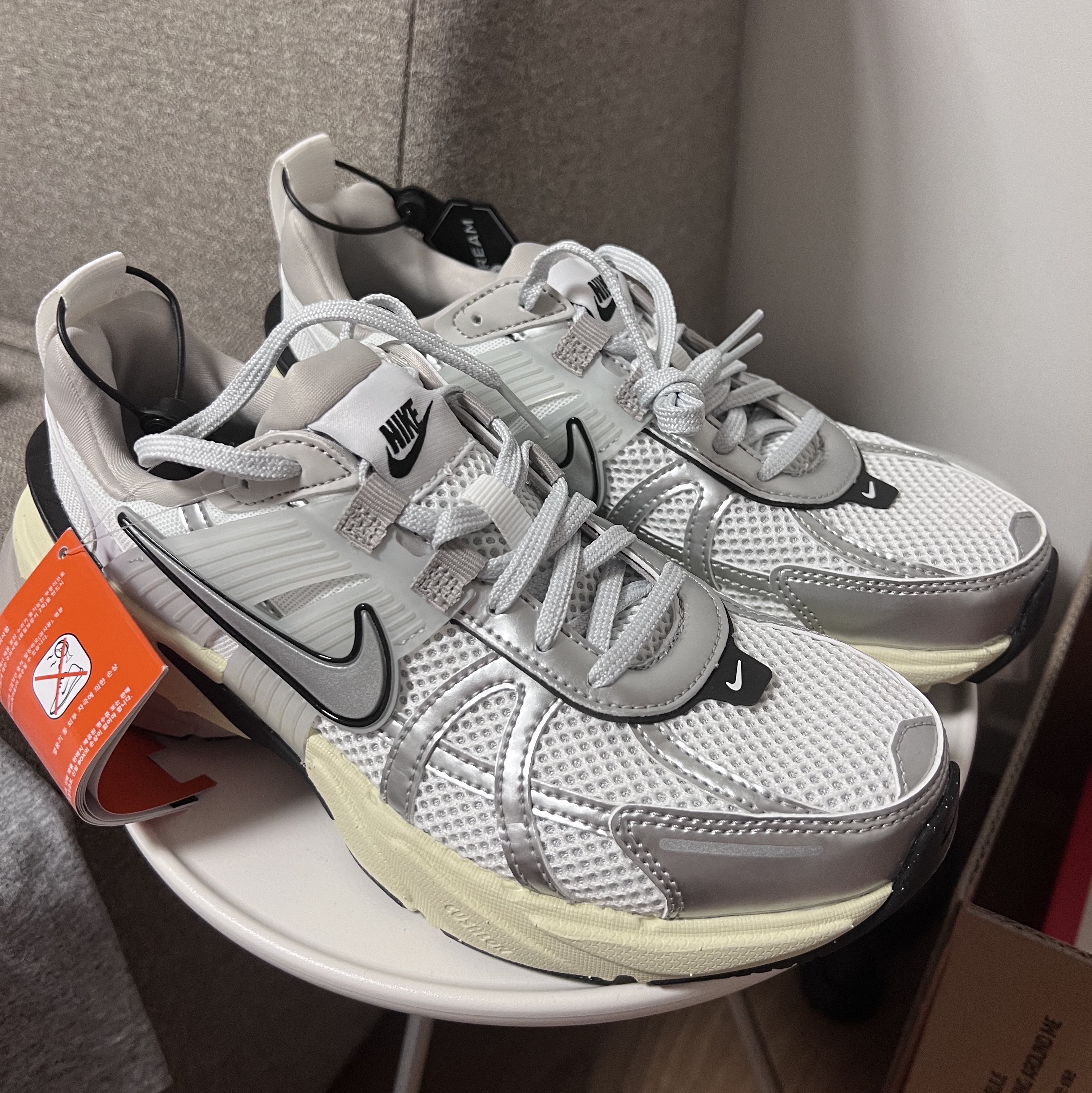 Nike V2K Run Summit White Metallic Silver 착용 스타일