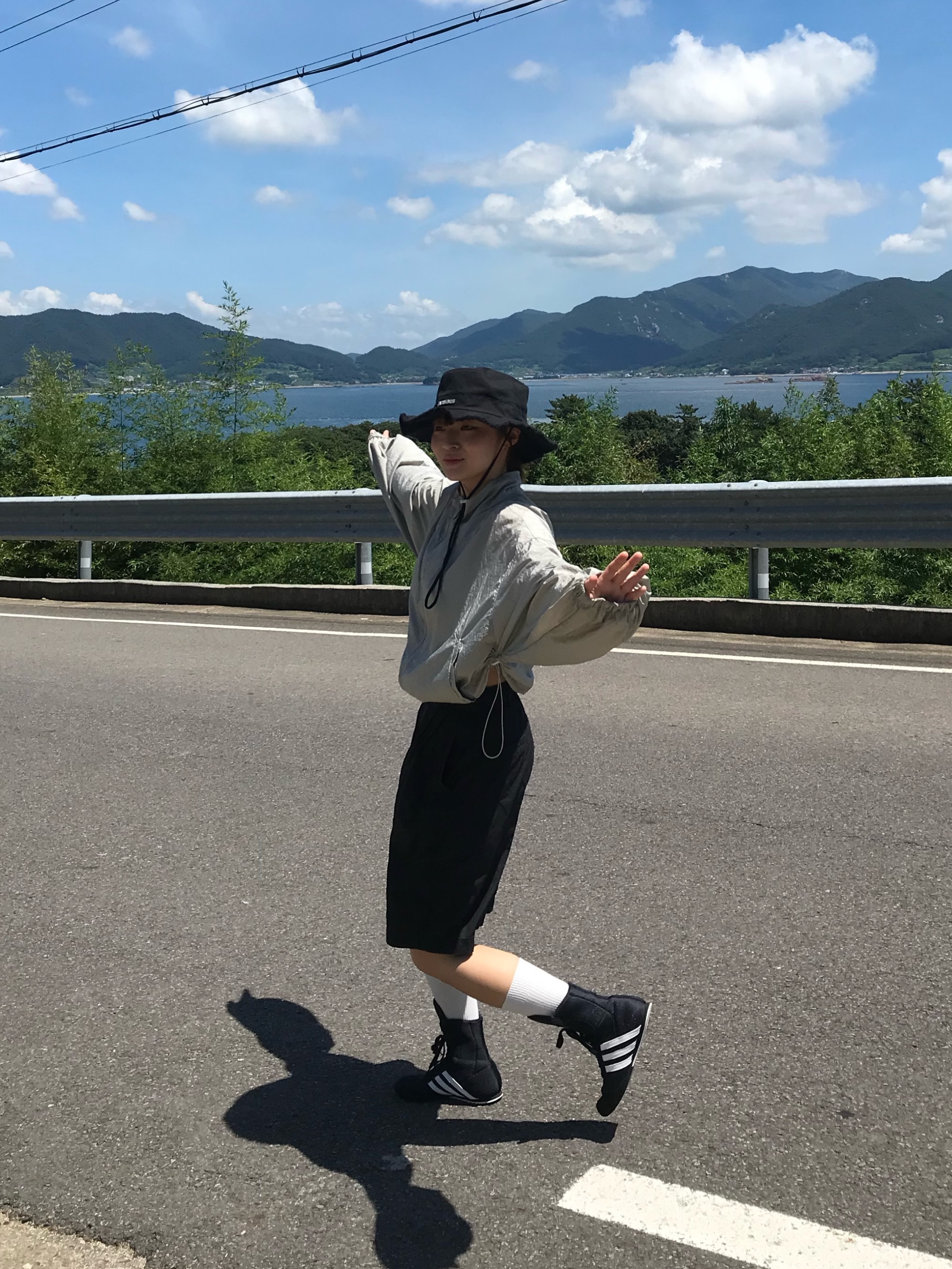 Jacquemus Le Bob Artichaut Bucket Hat Black, Adidas Box Hog 2.0 Boots Core Black Cloud White 착용 스타일 - 2